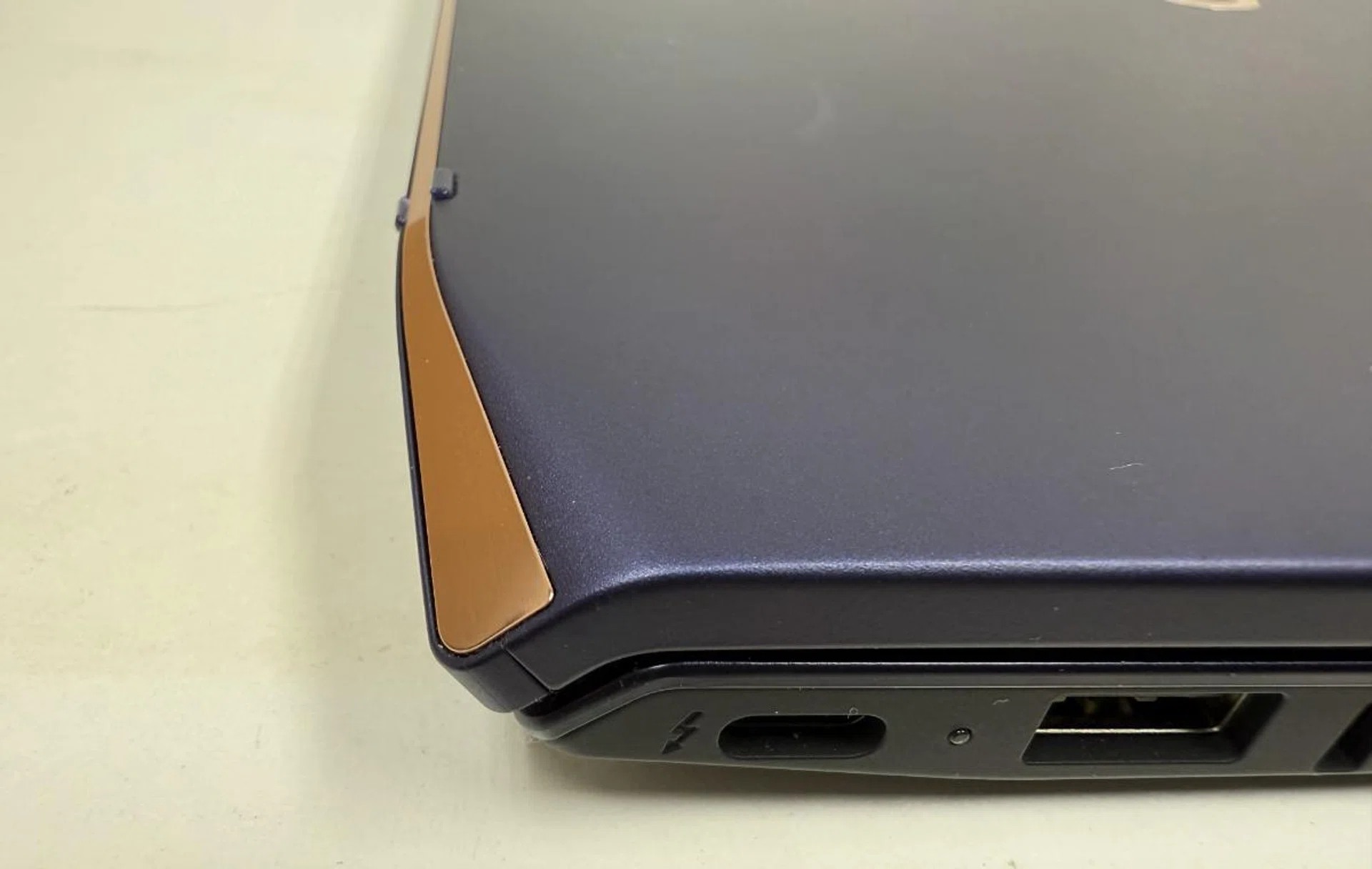 You can see the small knobs poking out close the the start of the chamfered edge of the laptop. Photo: HWZ.