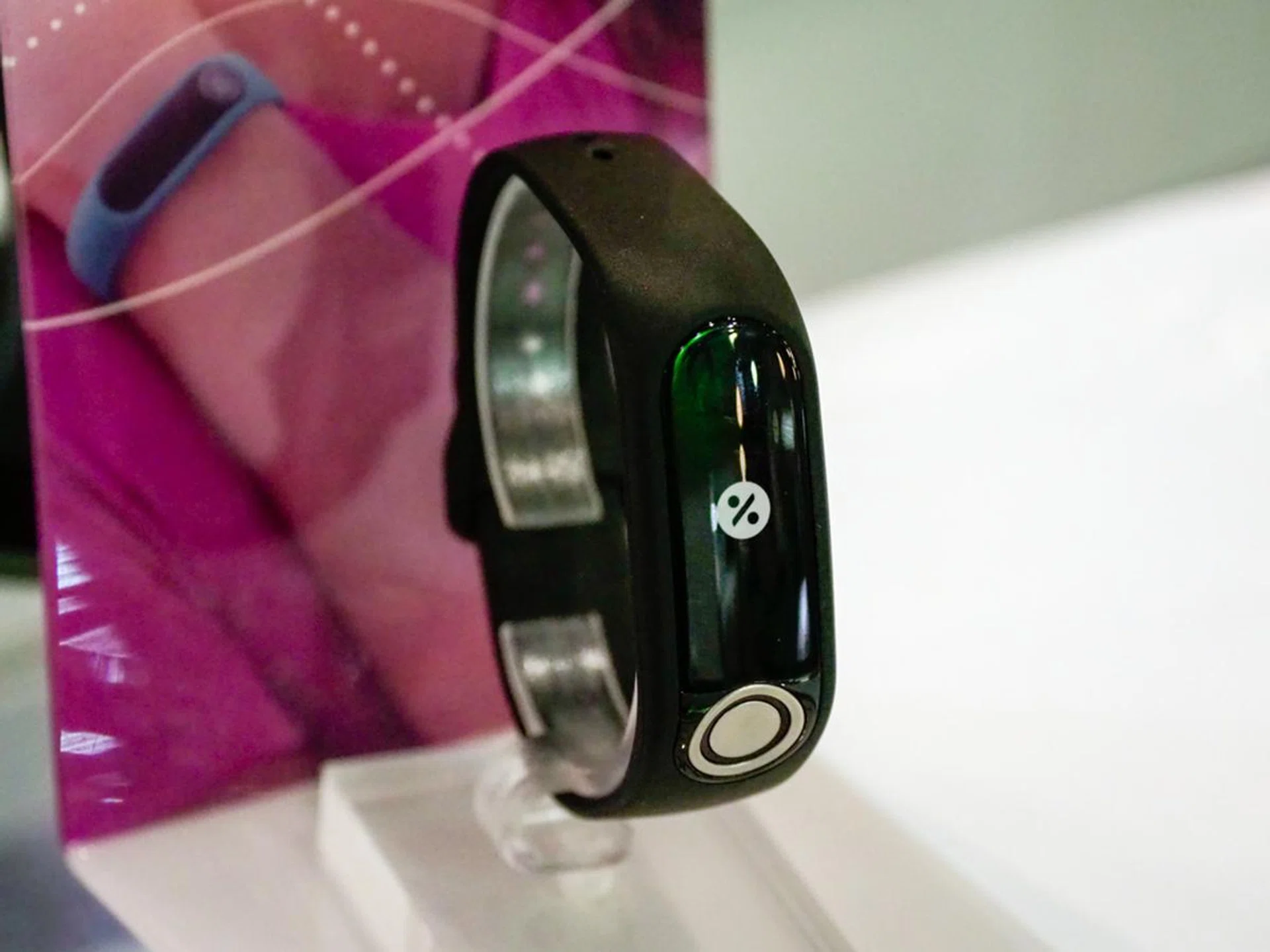 TomTom’s new tracker, the TomTom Touch, can be had at Sitex for S$199 (U.P. S$239). Among its fitness tracking abilities, it can also measure your body fat percentage.
