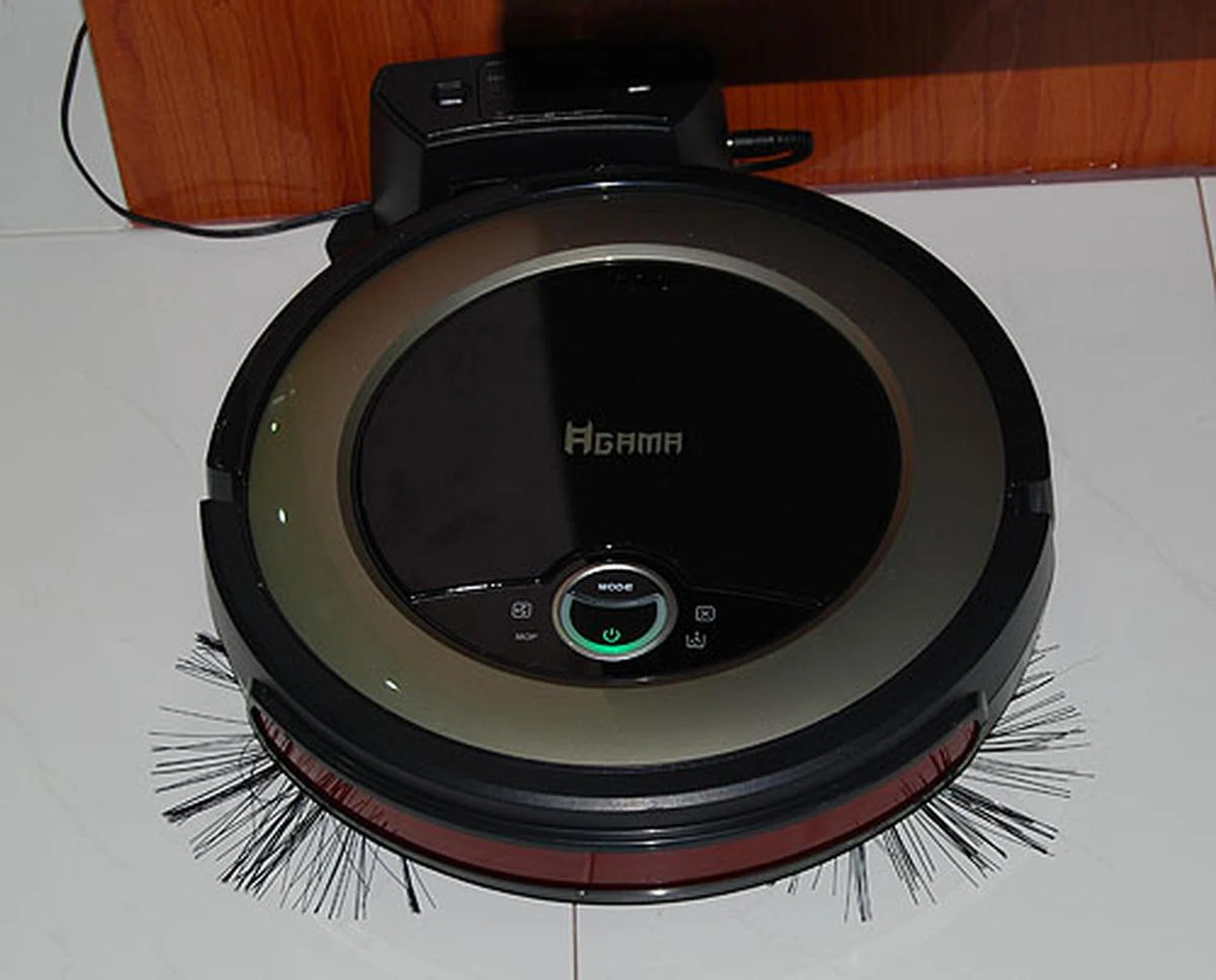 Here's what we mean about Genius not being just about PC peripherals. It's also in the robotic vacuum business with this Agama series. 