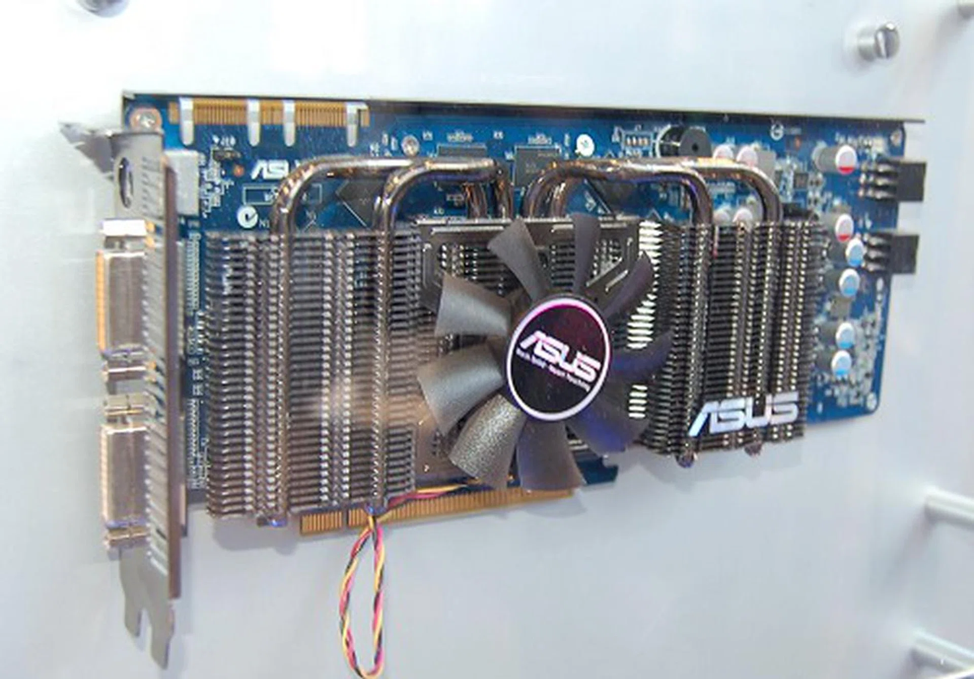  This is the TOP edition of the ASUS GeForce GTS 250 we recently reviewed. This edition is clocked at 775/1950/2360MHz DDR.  