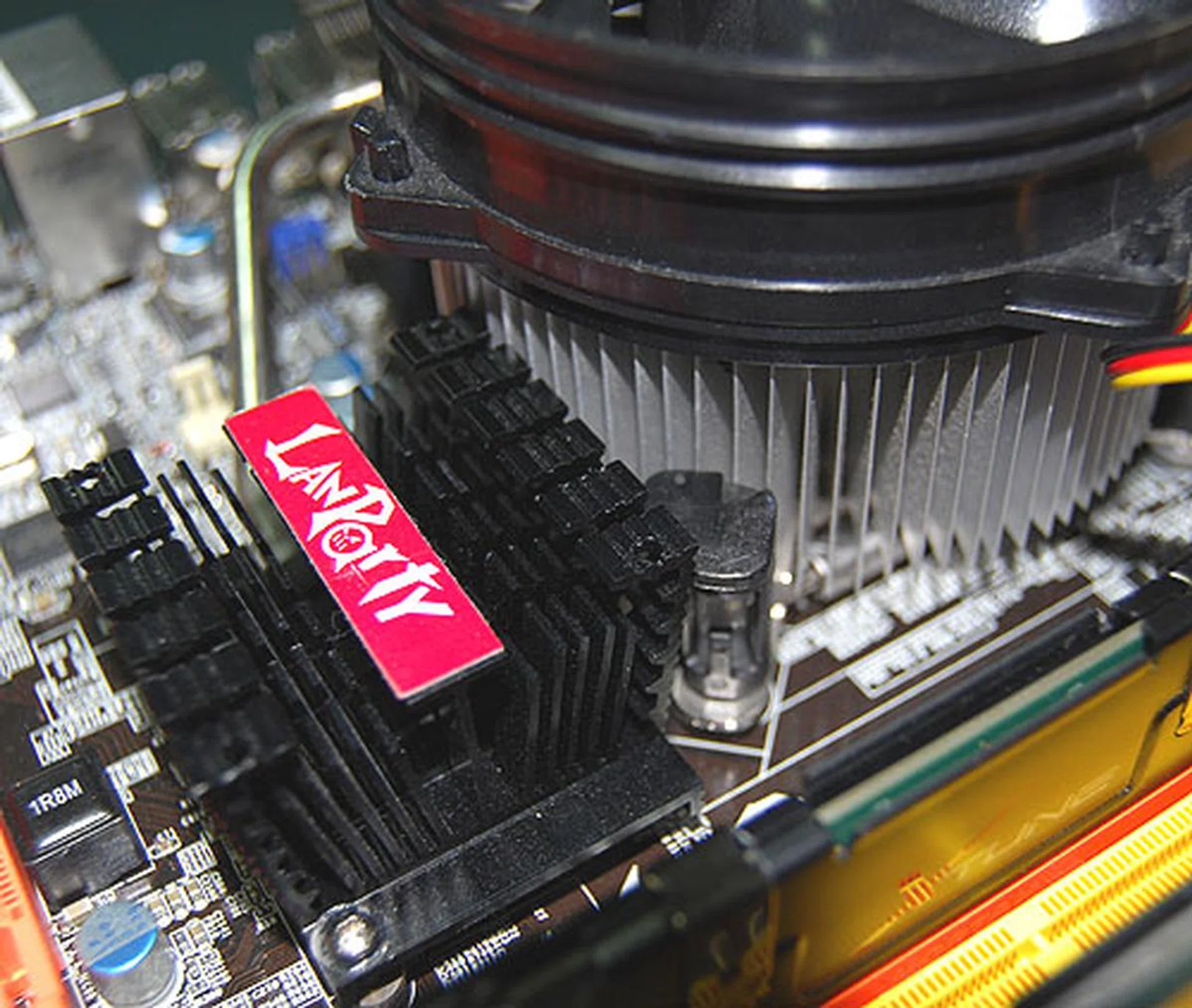 And indeed it was the case. There was virtually no space between the CPU heatsink and the Northbridge heatsink when installed. Both were practically in contact, making it slightly more difficult to remove the CPU fan. 