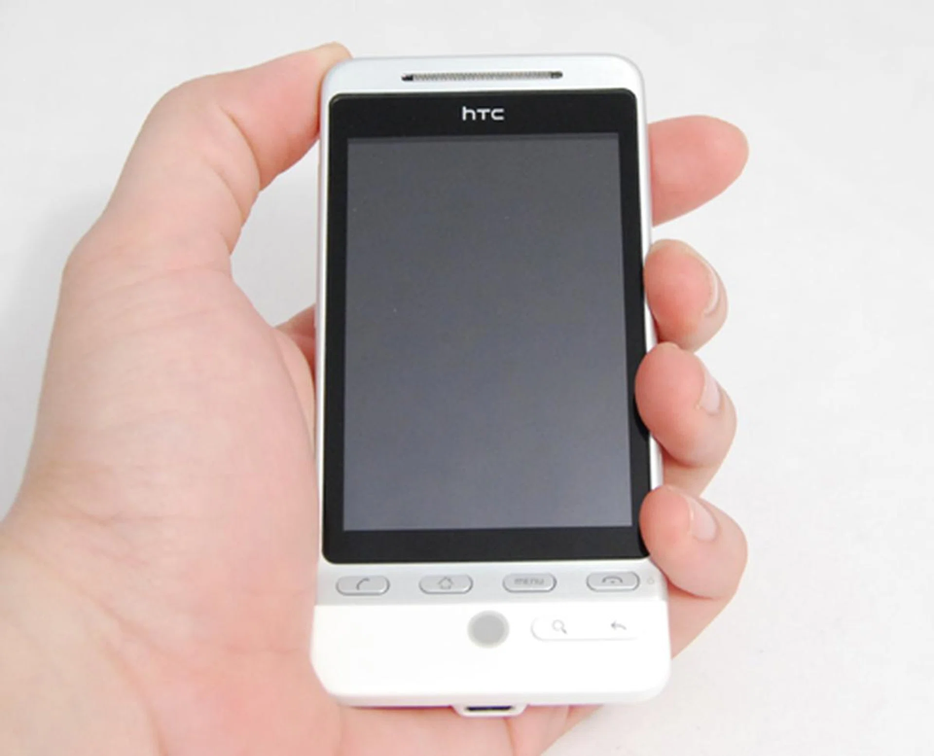 The HTC Hero is like a cross between all that's good with the HTC Touch Diamond 2's distinctive metal border and petite buttons and the HTC Dream's non-glossy surface that prevents fingerprints smudges.