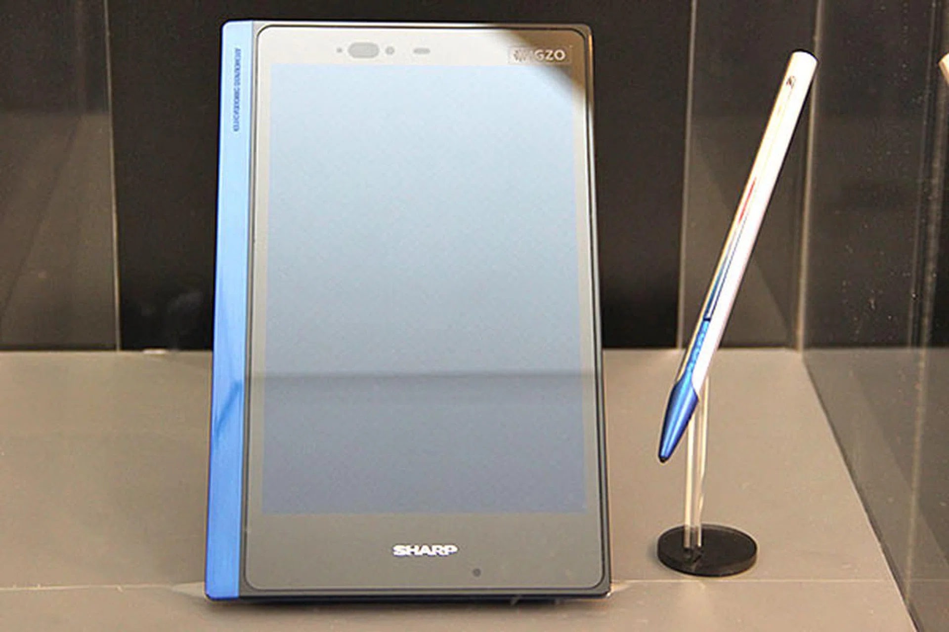 This prototype uses a 7-inch HD IGZO display. The energy-saving characteristic of IGZO enables a thin and light body. In addition, fine pen operation is possible due to the highly sensitive capacitive touchscreen. It also touts of super-low reflection, and is free from the Newton Ring effect. 