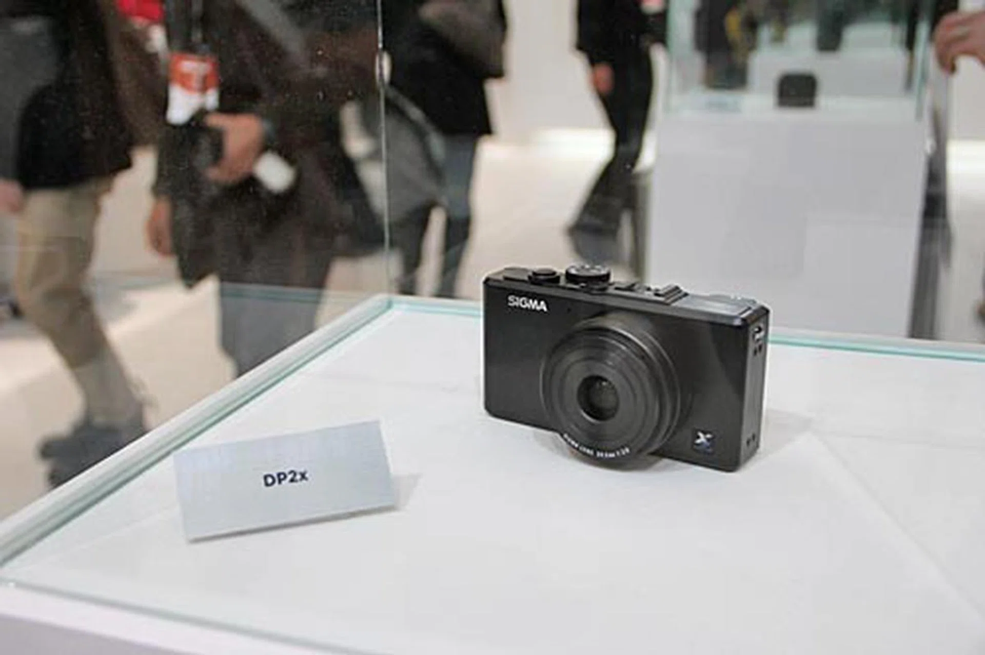 Here's the Sigma DP2x high-end compact camera that uses a 14-megapixel FOVEON X3 sensor, and a 24.2 mm F2.8 lens.