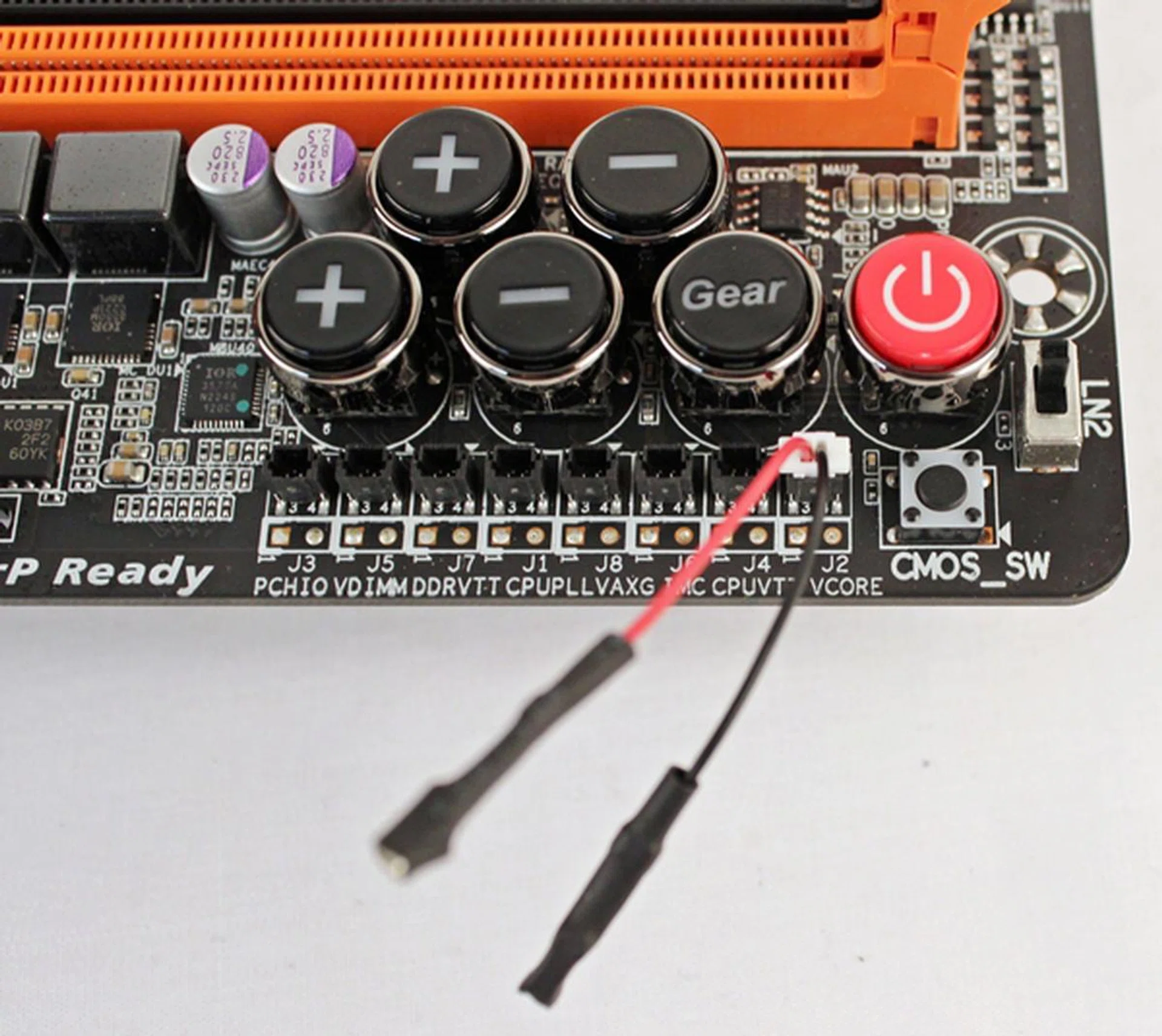 For illustration, the bundled voltage measurement cable is attached to one of the voltage measurement header.