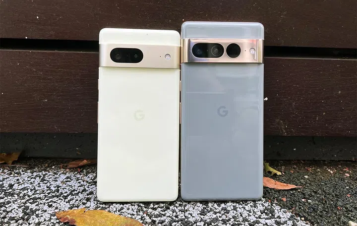 Google Pixel 7 (left) and Pixel 7 Pro (right).
