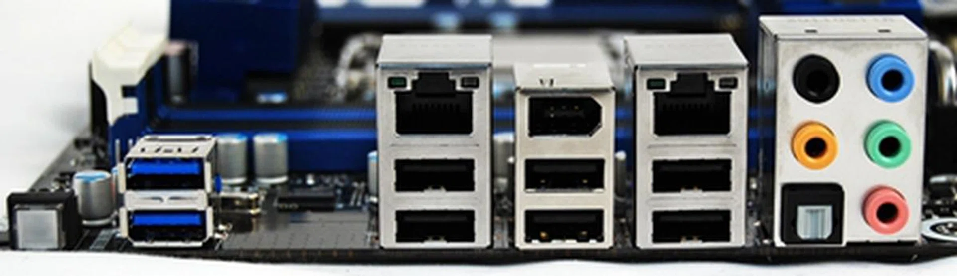 Mind the gap and it left us wondering what Intel left out between the USB 3.0 ports and its onboard Gigabit LAN connector coupled with two USB 2.0 ports.