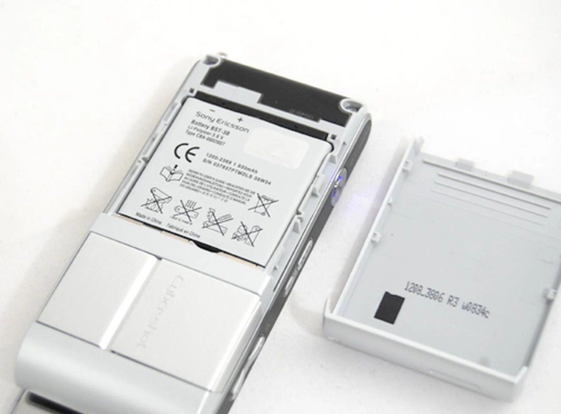 The C905 uses a 930mAh battery, and considering the amount of power consuming features on it (Xenon flash, Wi-Fi and Bluetooth), its battery stamina might not be the best in the bunch.