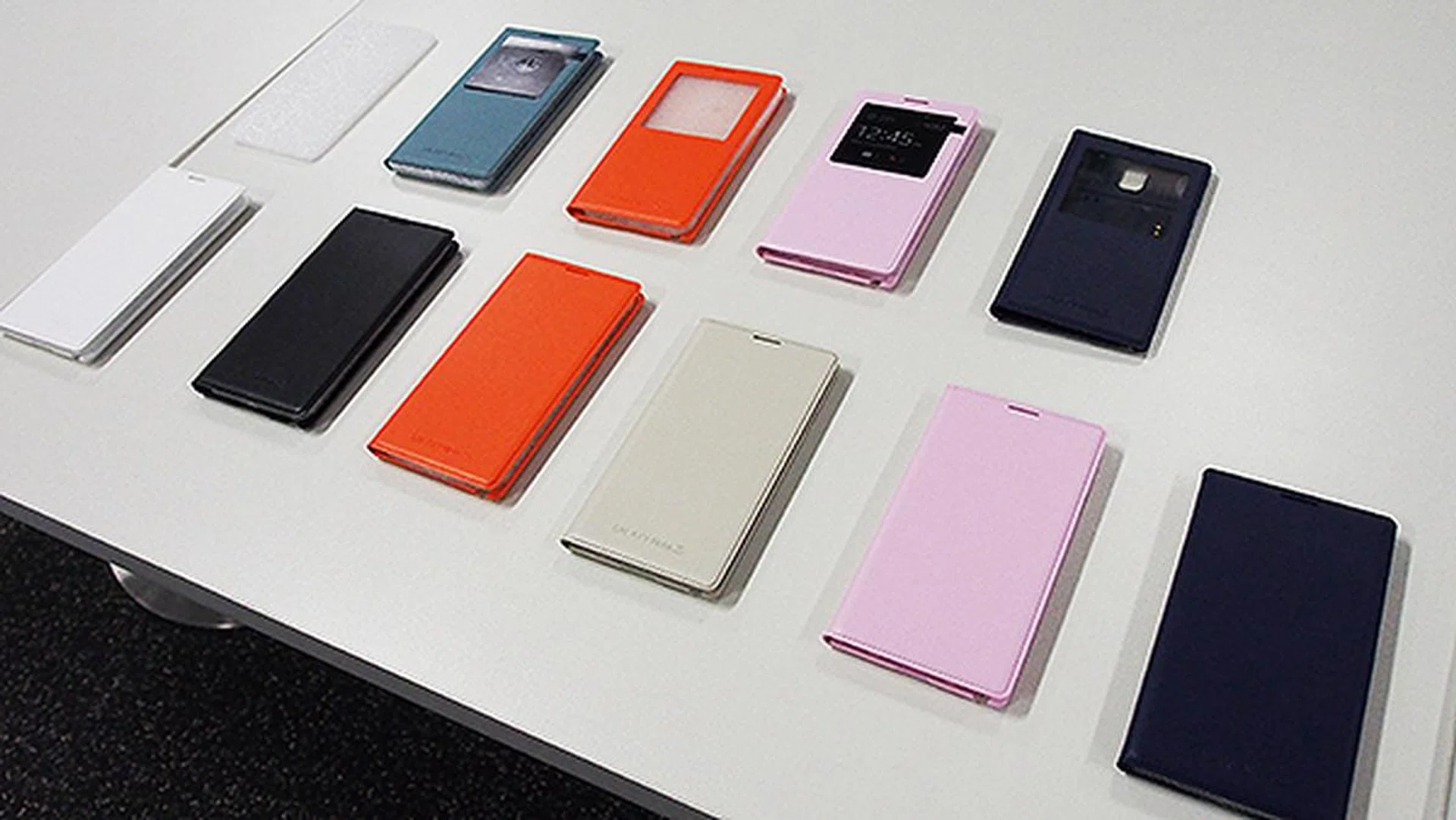 Accessories like the Flip Wallet (lower row) and S View Cover (upper row) were available to give users the chance to see how these covers can be used to enhance the device's usage experience.