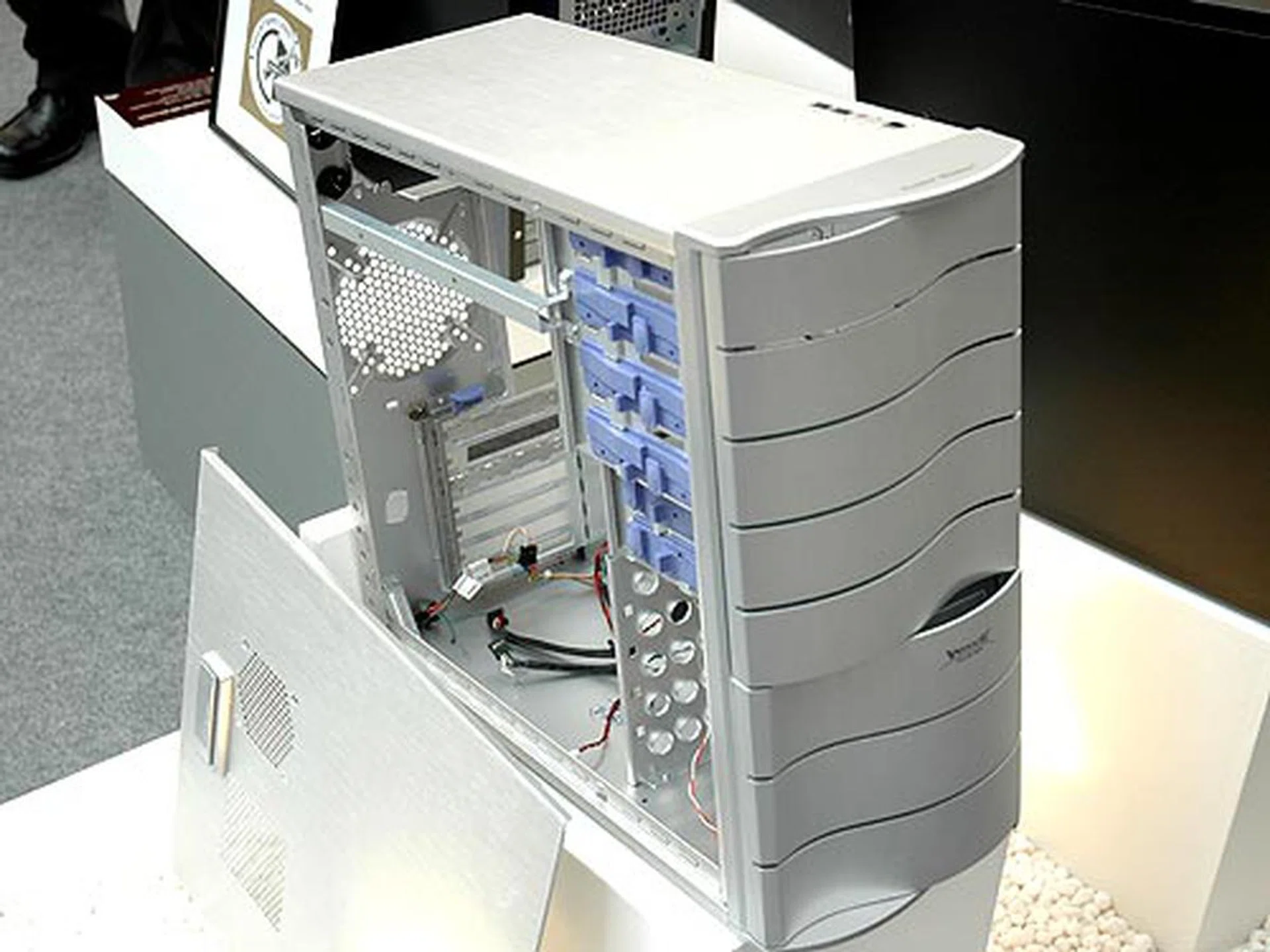 Cooler Master's Wave Master makes a return with the new Wave Master II 631 that gives you even more flexible curves. The casing adopts a screw-less assembly design and it features large 120mm fans in the front and rear panels. There are also holes at the rear for water-cooling tubes in and out of the casing. The Wave Master II 631 comes with four 5.25-inch external bays, two 3.5-inch external bays and four 3.5-inch internal bays.