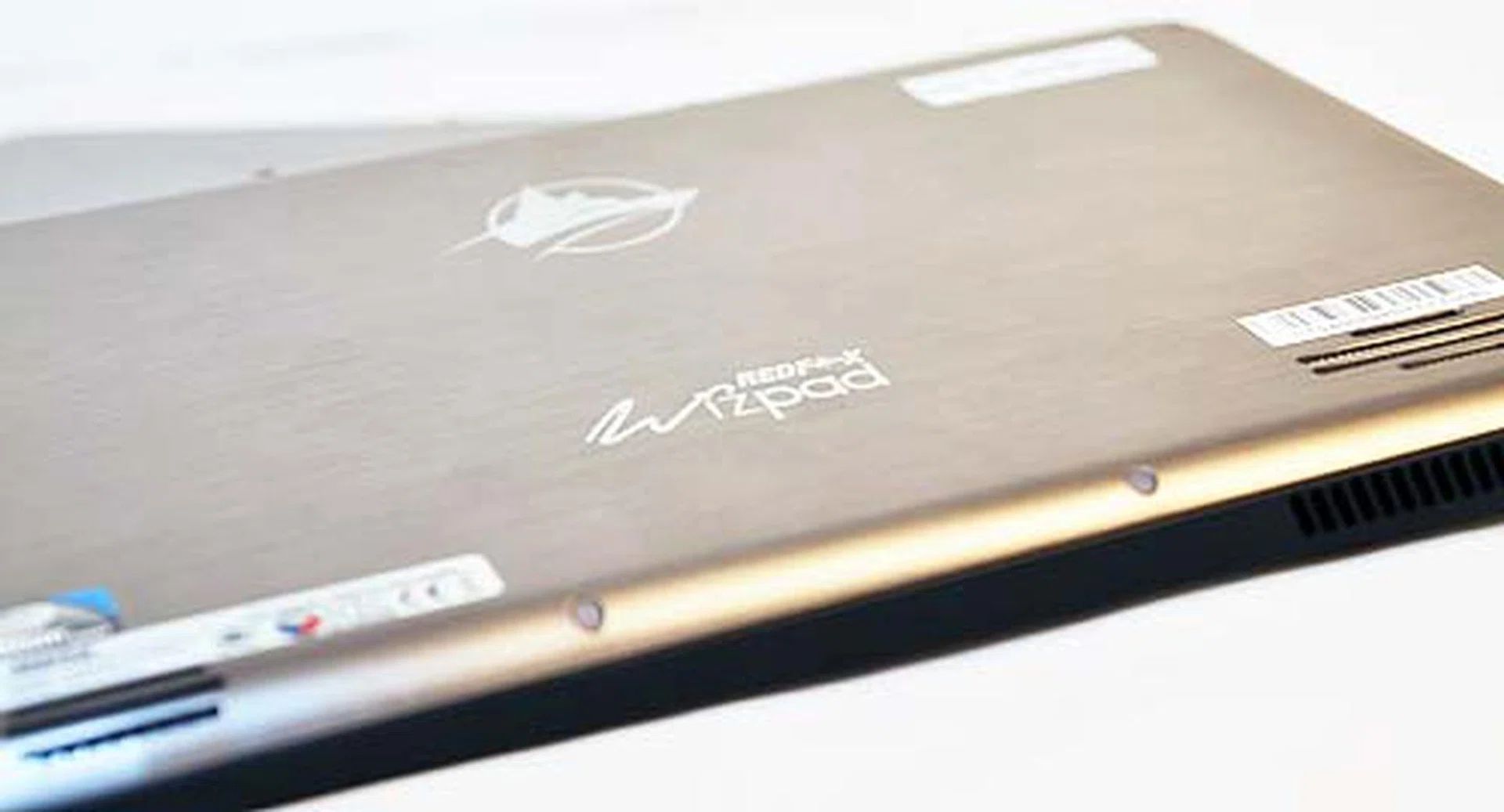 The back of the unit comes clad in brushed metal for a pretty solid feel, though this does make the unit feel a tad heavy. 