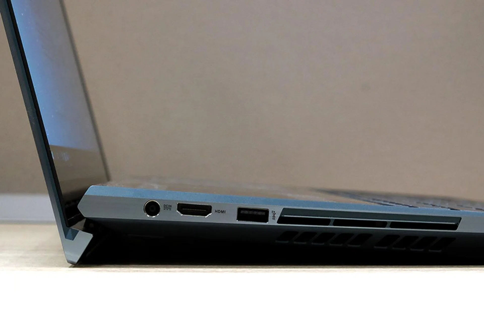 On the left are a DC-in power jack, an HDMI 2.0 port, and a USB-A port that supports USB 3.1. Note how large the cooling vent is and also the ErgoLift mechanism that lifts the keyboard at an angle quite substantially.
