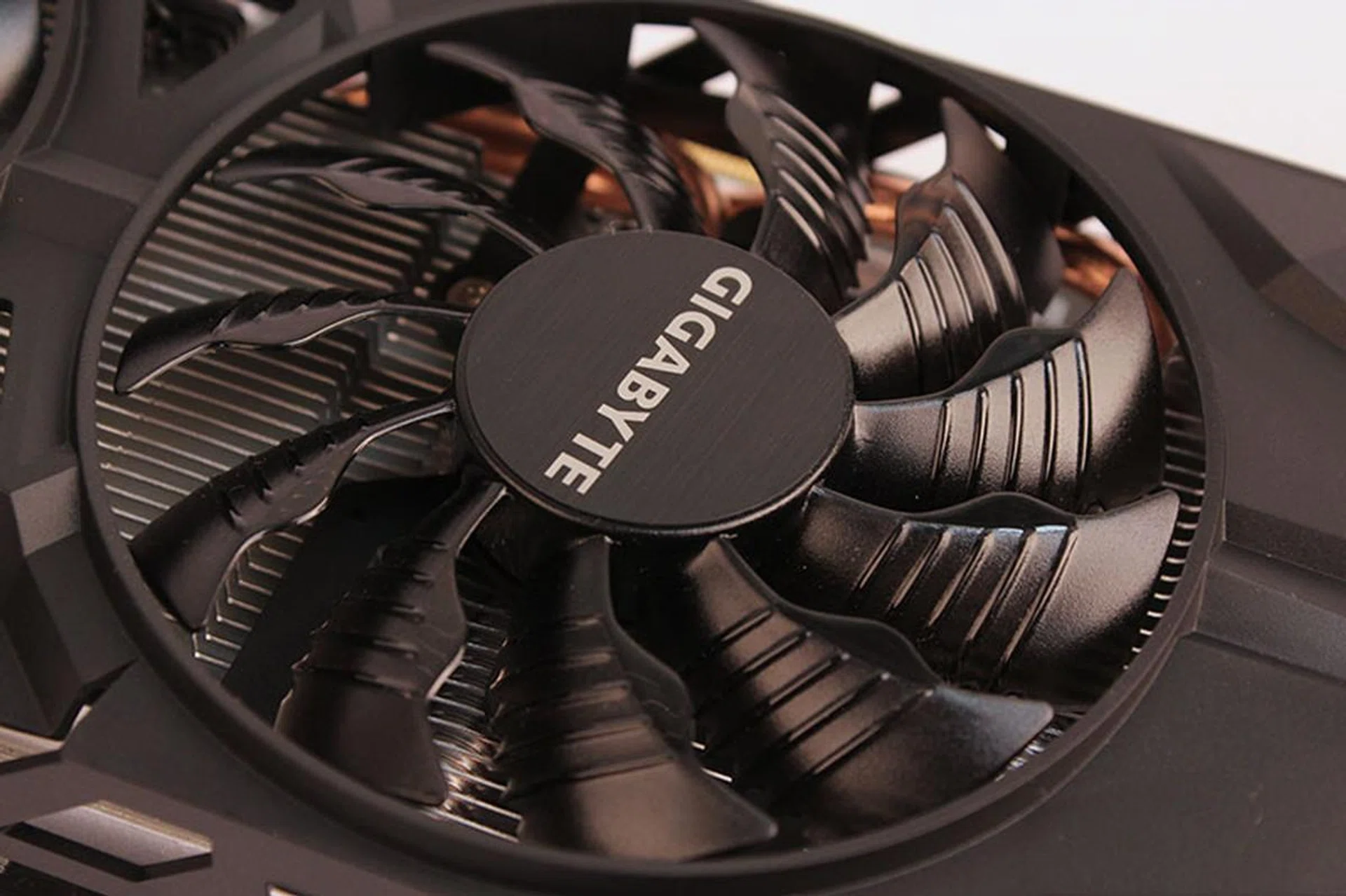 Each fan blade is criss-crossed by 5 raised ridges and sports a triangular protrusion from its middle to help direct airflow.