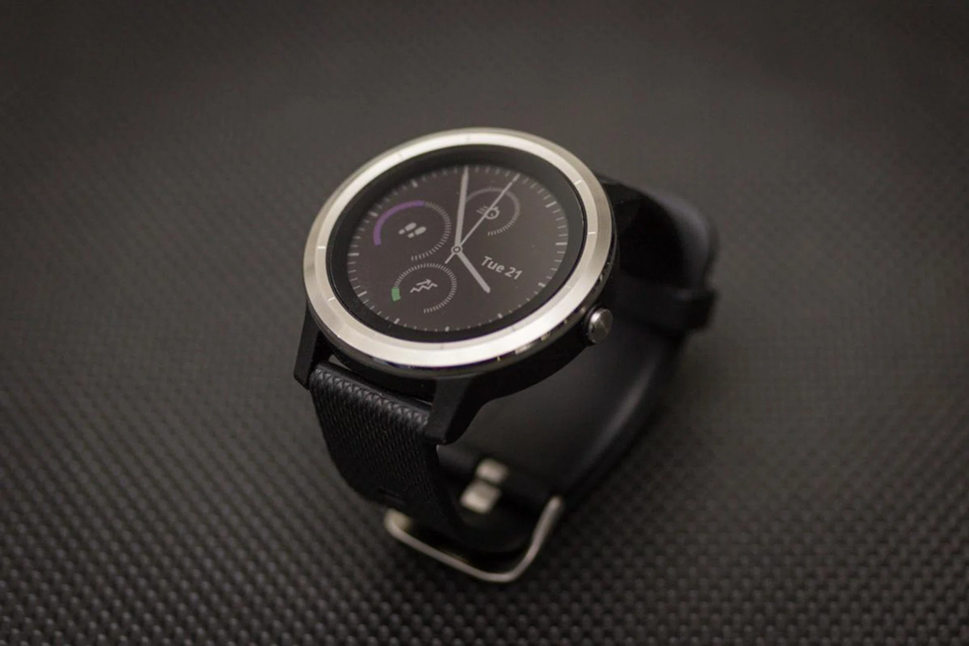 The always-on display lets you see the time, all the time, without having to activate the screen.
