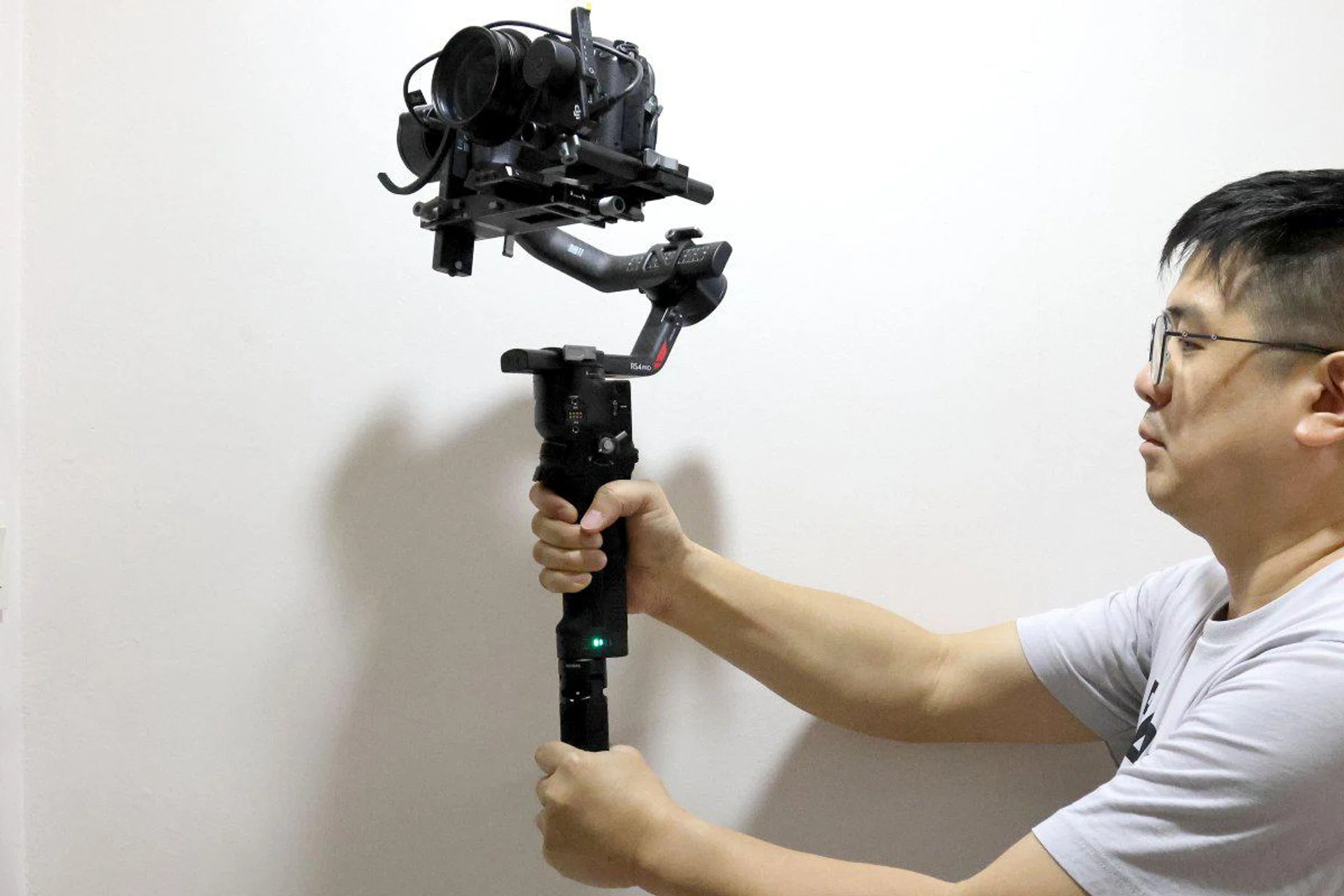 The setup might feel heavy but it is actually quite easy to move the gimbal around.