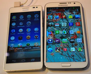 The 5-inch Ascend D2 side-by-side with the 4.8-inch Samsung Galaxy S III.