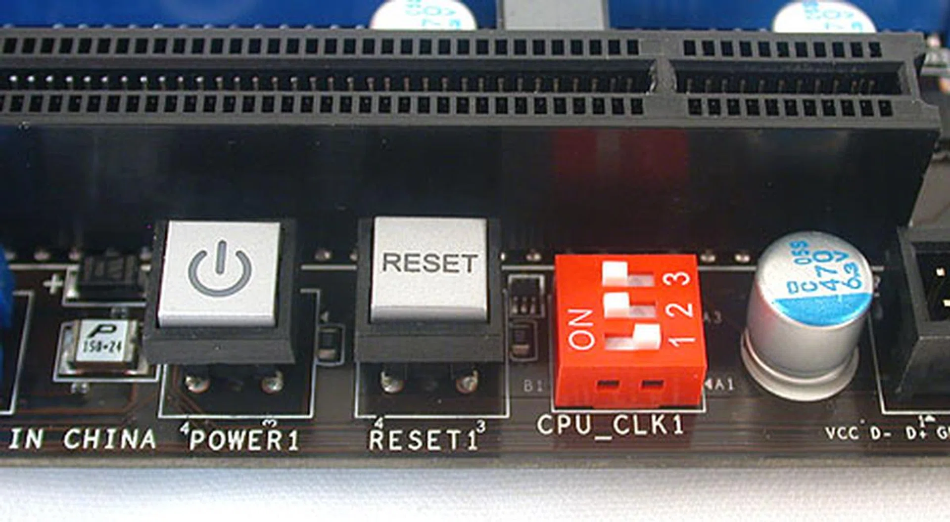 There's surprisingly no OC Genie on this board, but there's a manual jumper setting to toggle the base clock between 133, 166 and 200MHz. 