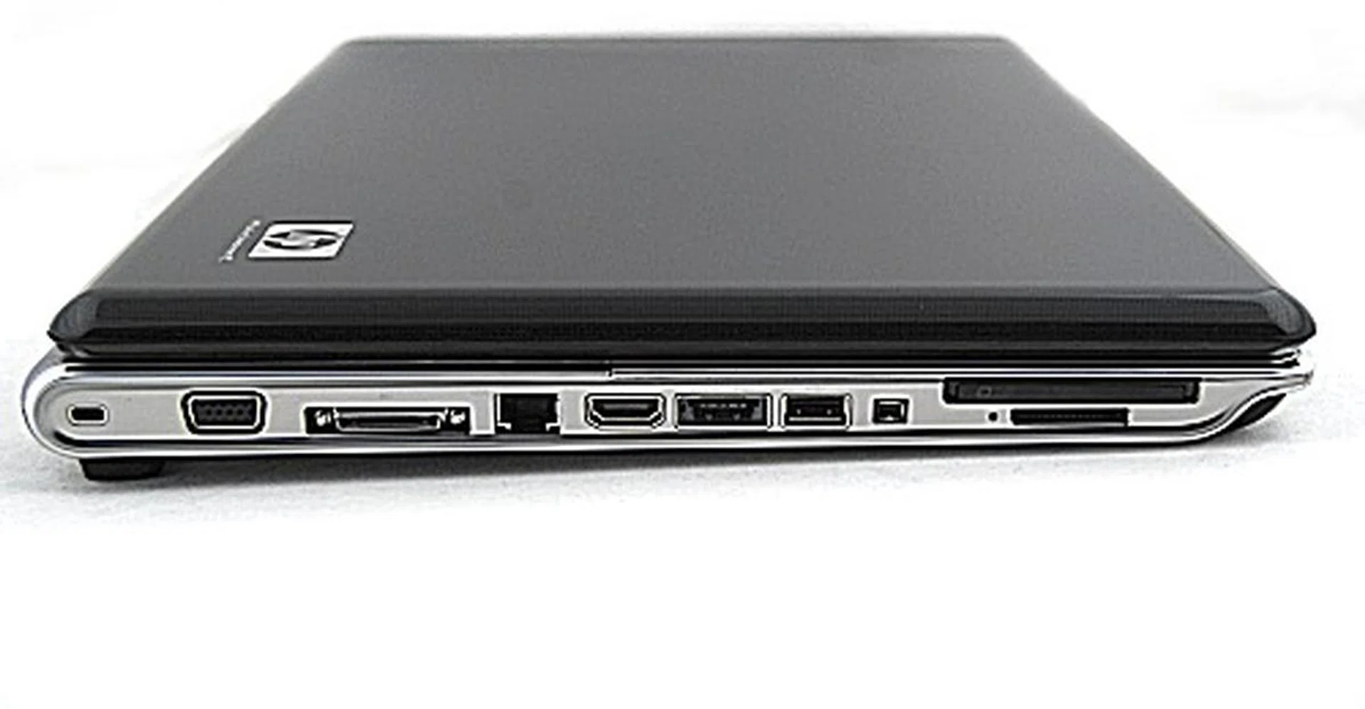 The left side plays hosts to more ports, and as you can see we have a ExpressCard 54 slot, a 5-in-1 card reader, a FireWire port, one USB 2.0 port, one USB-eSATA combo port, a HDMI port, a LAN port, an Expansion Port 3 (HP's proprietary docking connector), an analog video out and a Kensington lock.