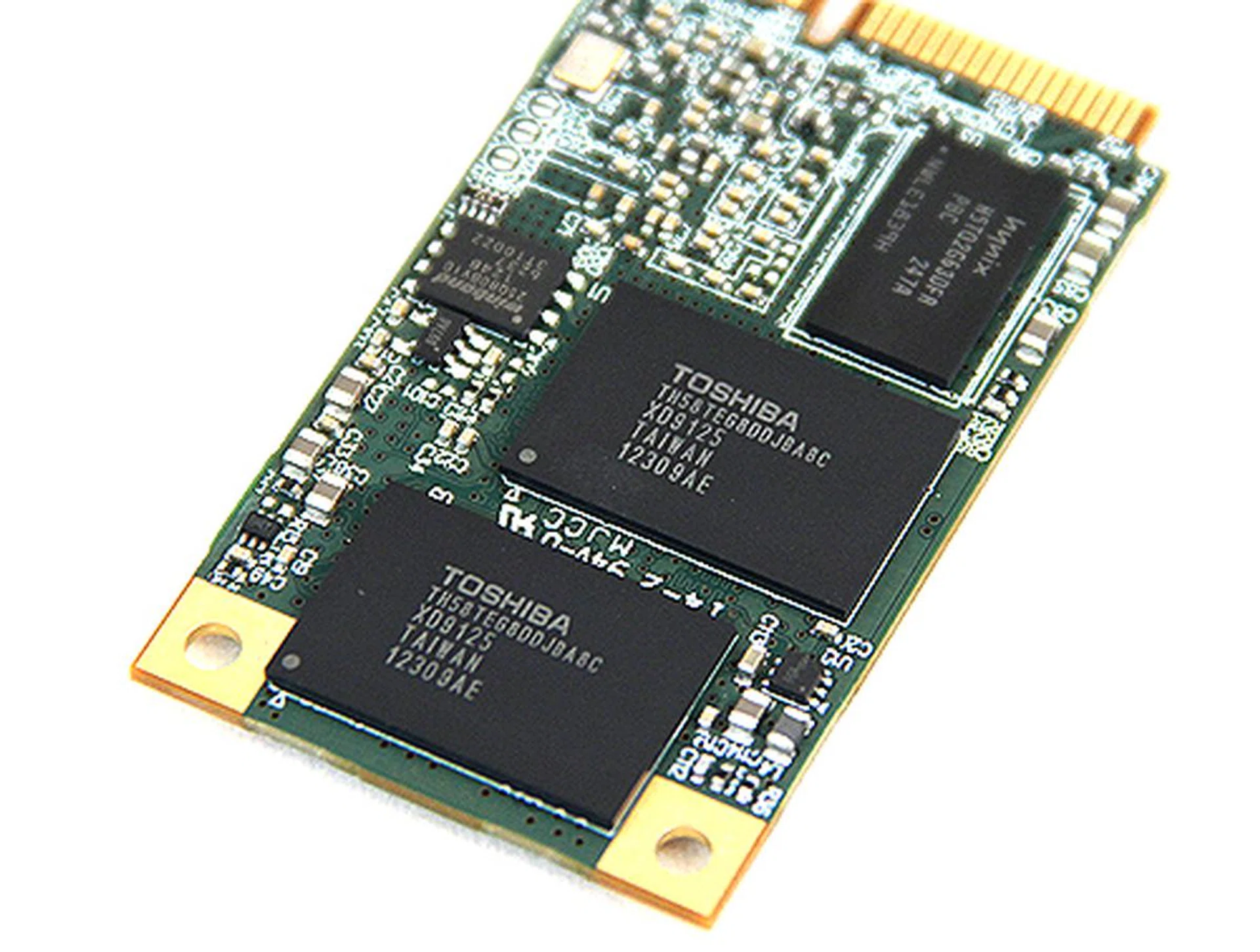 The drive uses four 19nm Toshiba Toggle-Mode NAND of 32GB density.