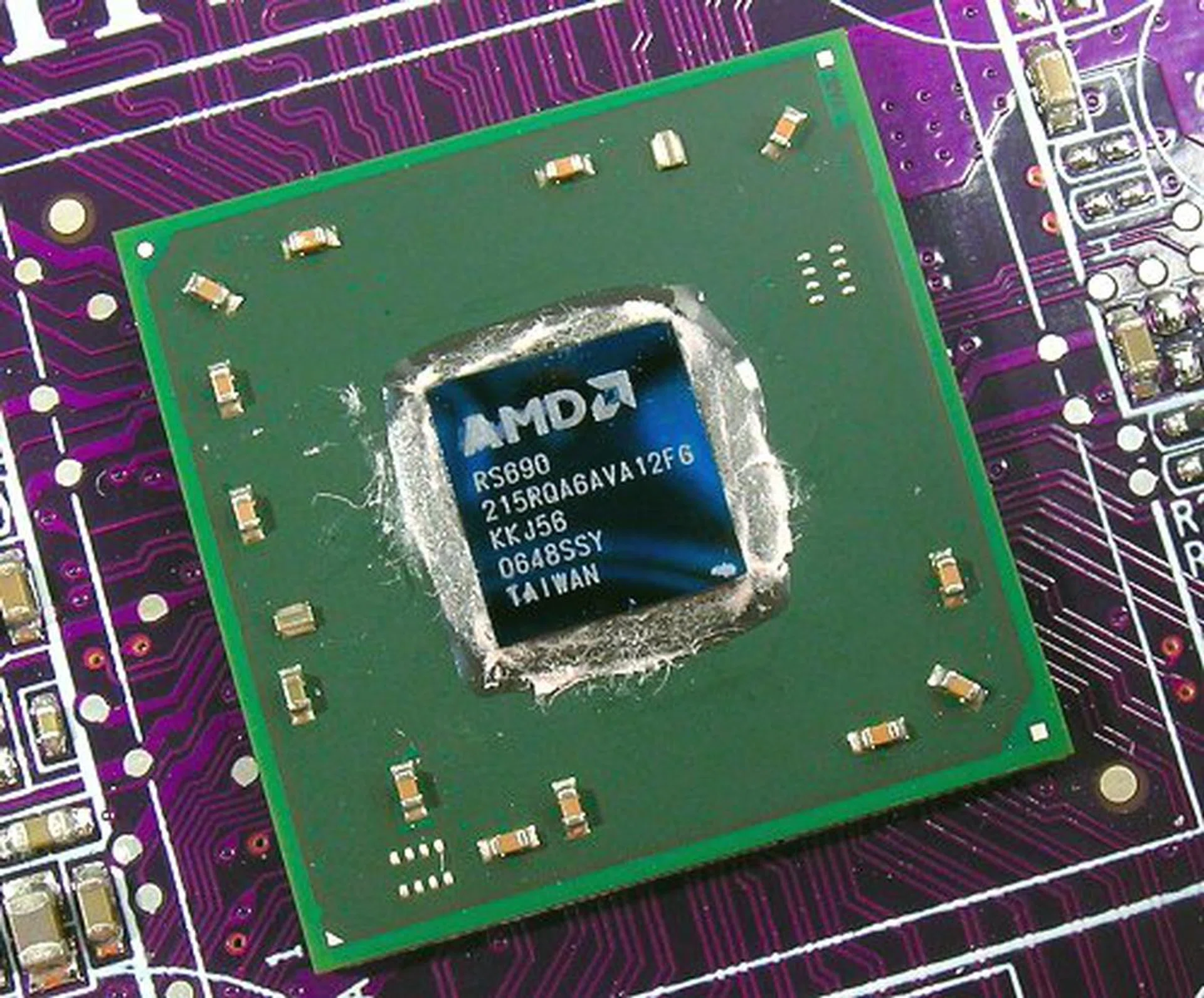 AMD 690G up close and personal ... finally.