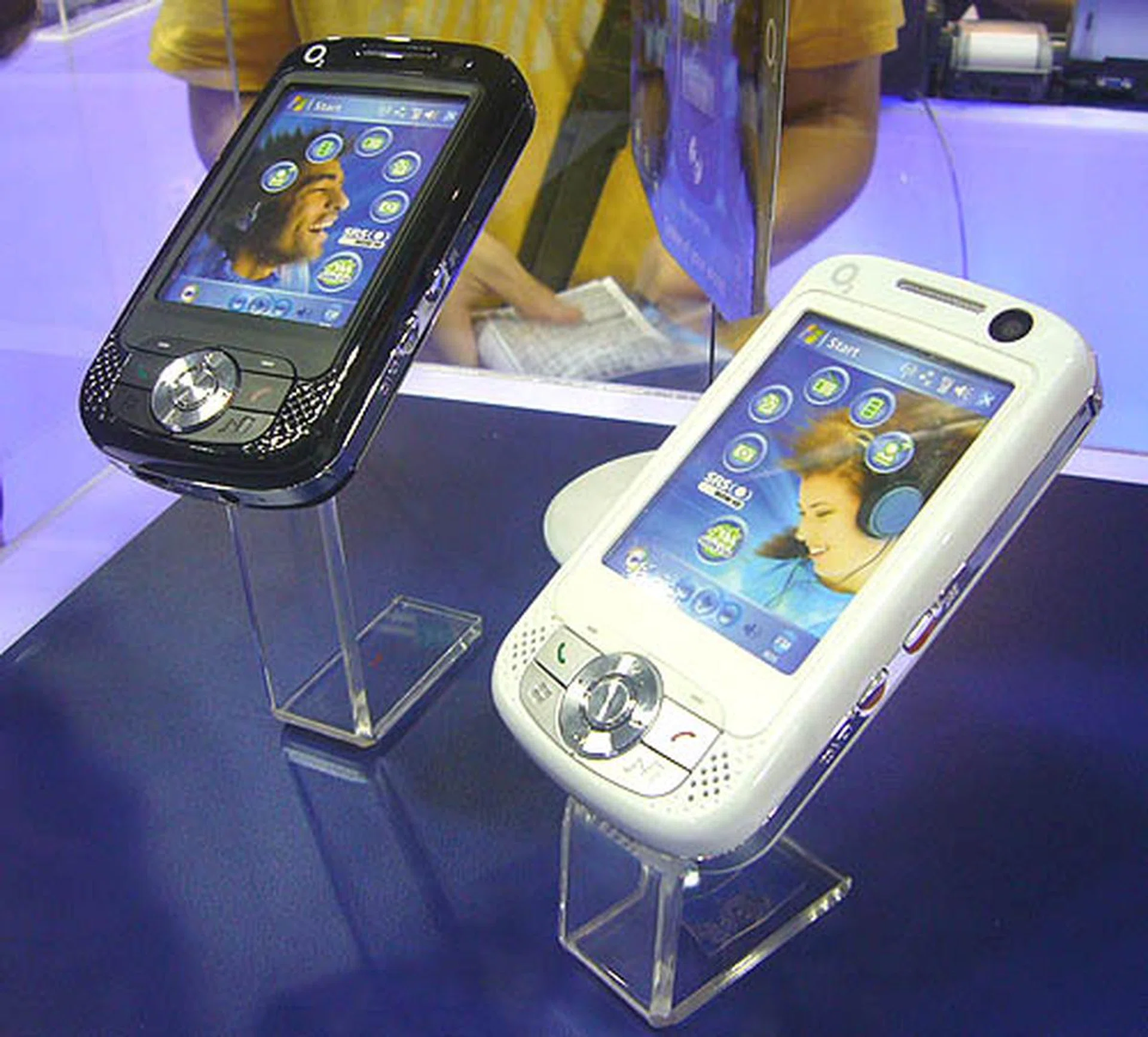  The Atom Life is a PDA phone suited for executives who needs to be connected all the time, thanks to its many connectivity options like HSDPA and Wireless LAN capabilities.  