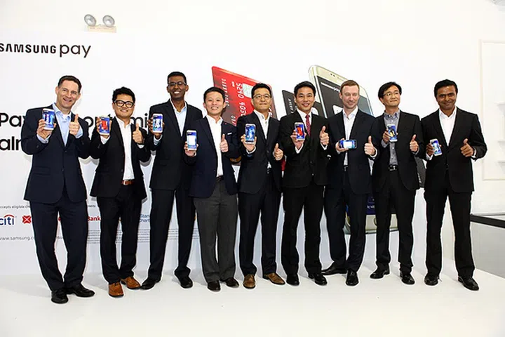 Pictured: Samsung's high-level executives with partners from collaborating banks and major card payment networks.