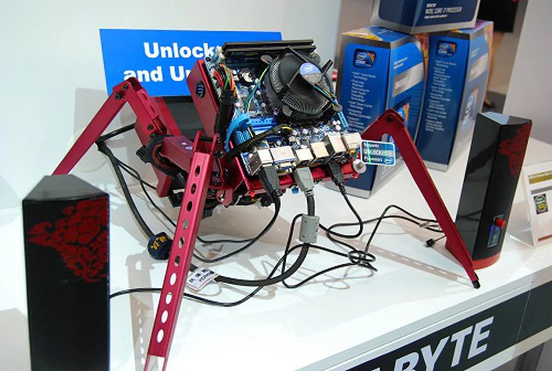 Here we have the very same board being demonstrated on its versatility and its prowess along with the new K-SKU processors in cranking up performance to rival its bigger counterparts. Lian-Li's spider chassis lends its hands in this demo setup.