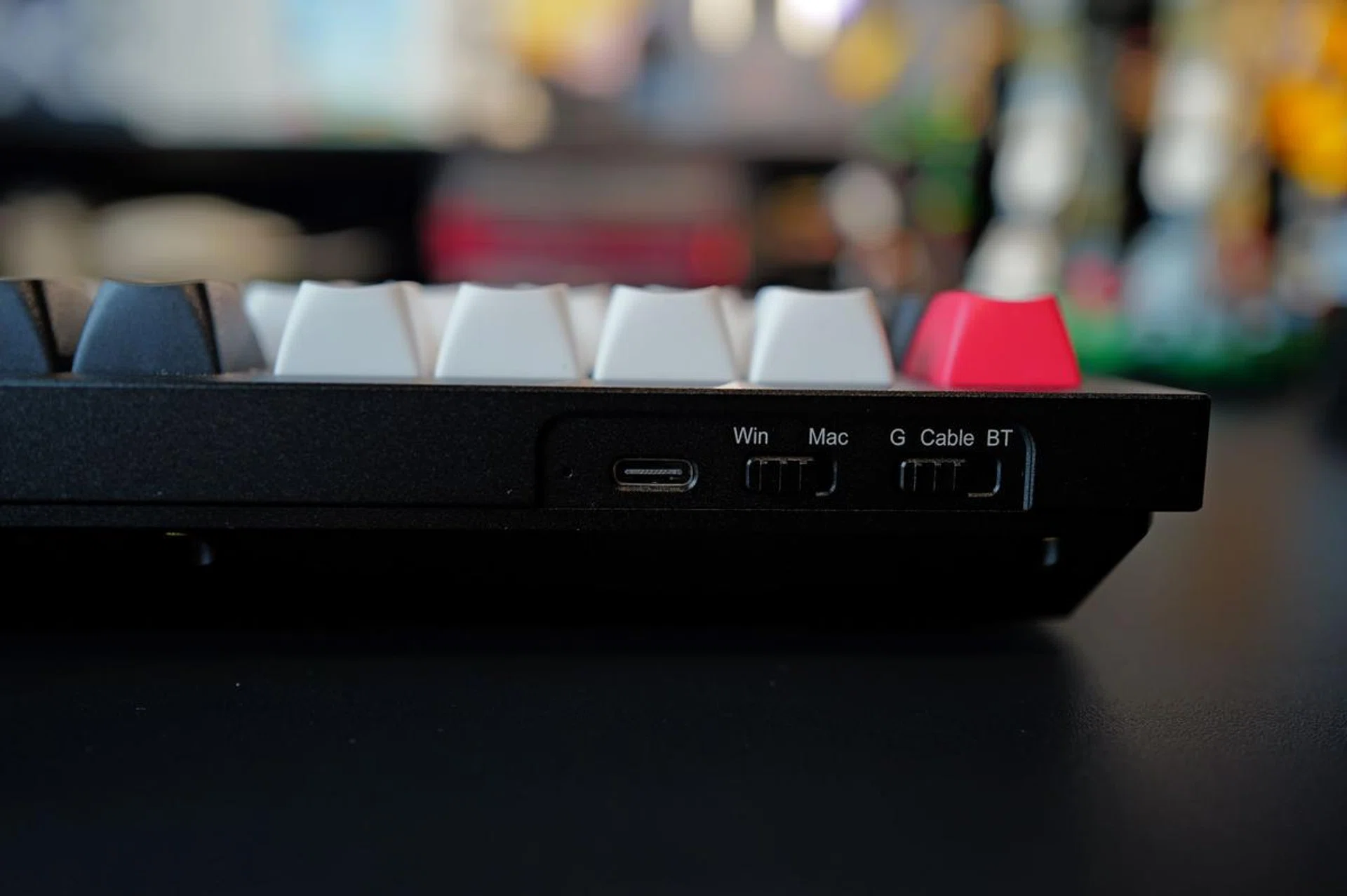 The Q1 HE comes with literally all the connectivities you'll need in a keyboard. Image: HWZ