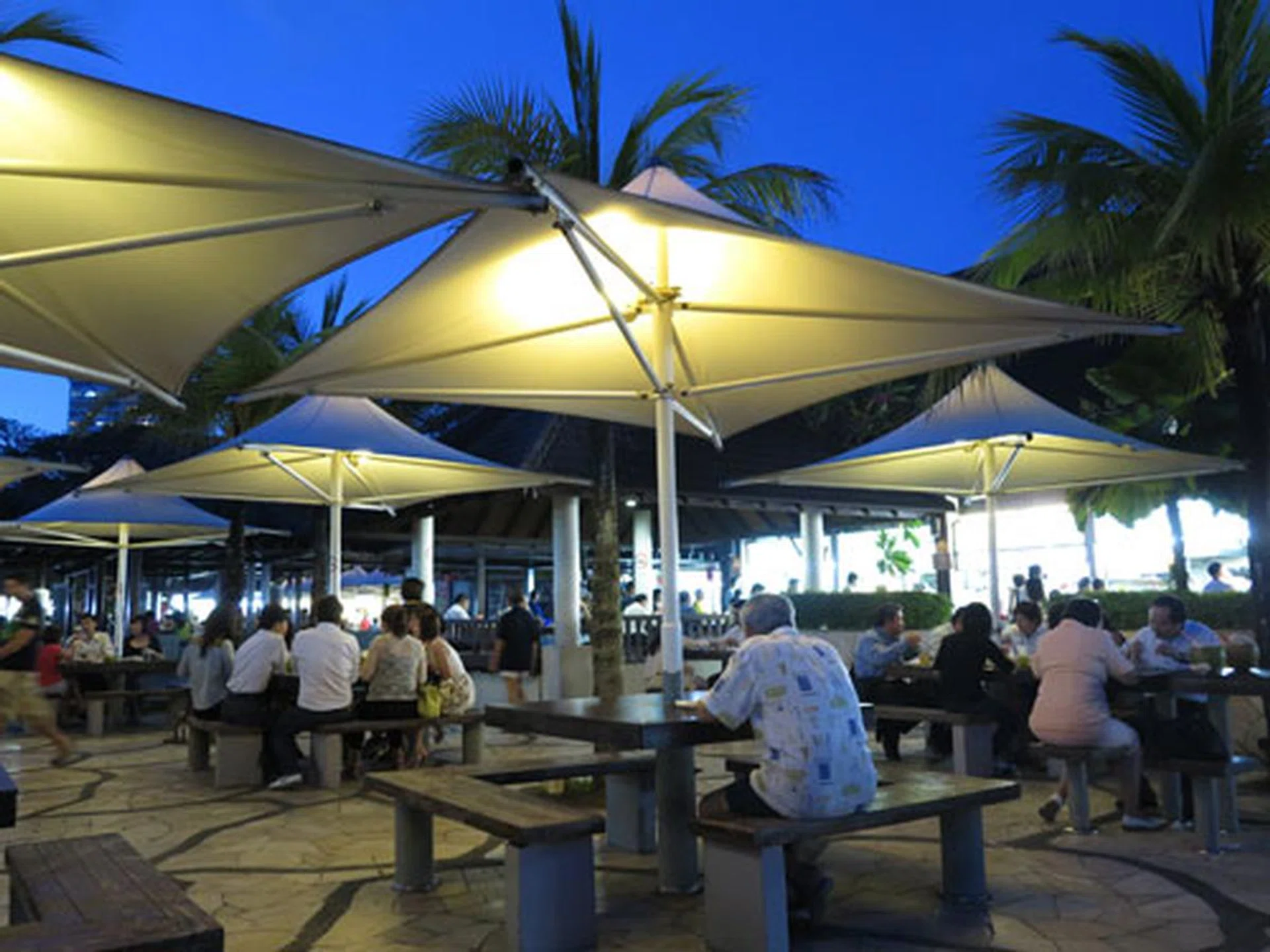 f/2.8 at 28mm (35mm equivalent), 1/15 sec, ISO1600.