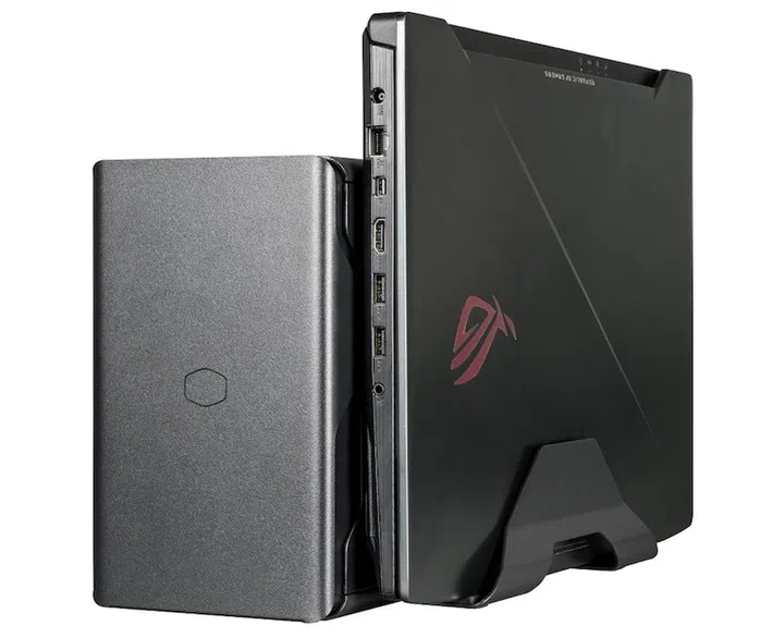 Asus gaming laptop docked on the MasterCase EG200