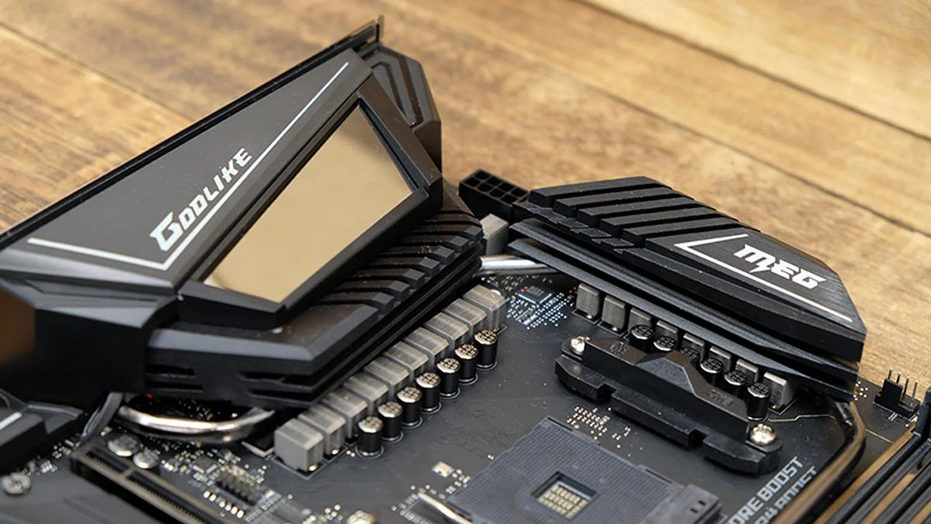 The board uses a 14+4-phase power design.