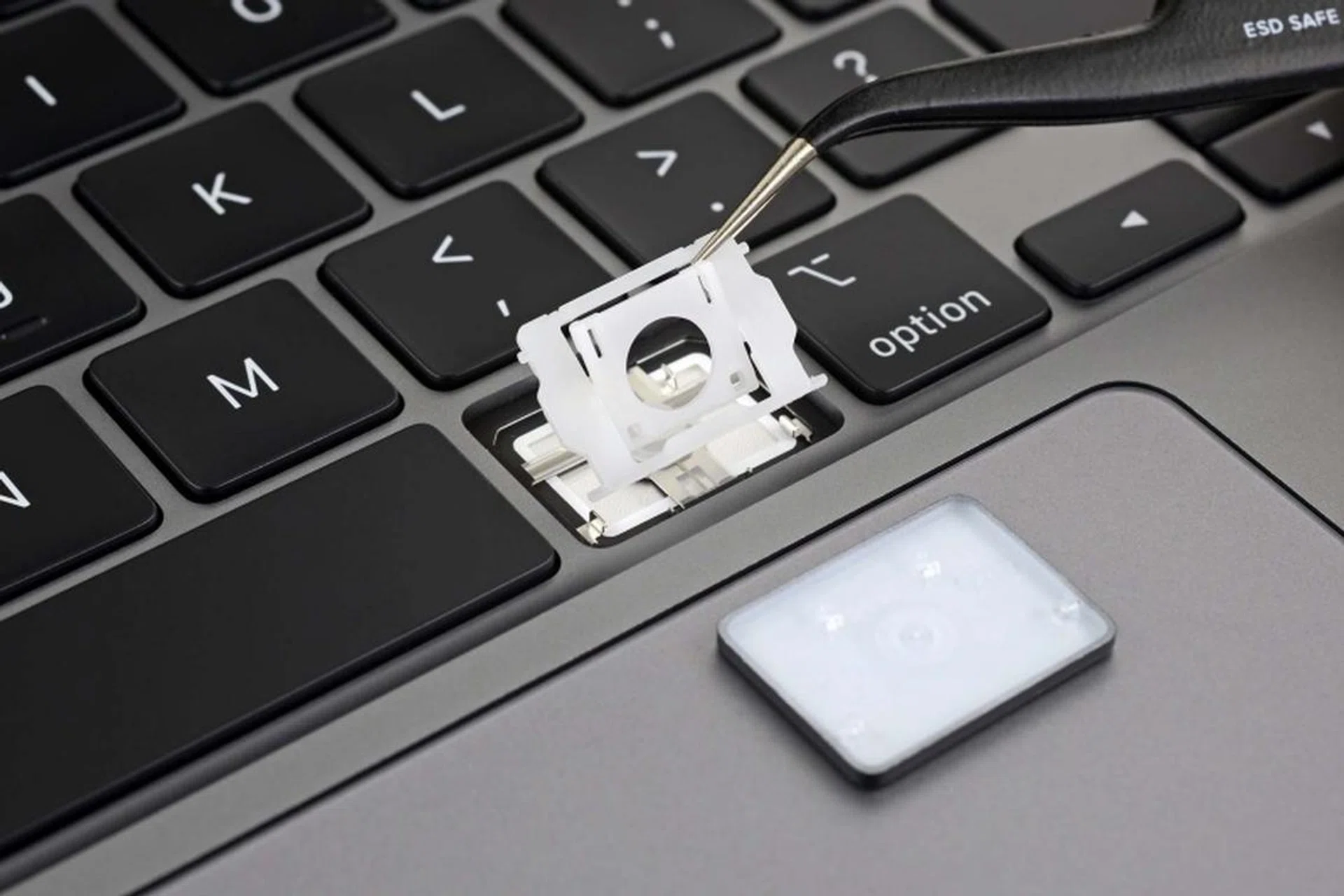 The new scissor mechanism on the 16-inch MacBook Pro. <br>Image source: ifixit