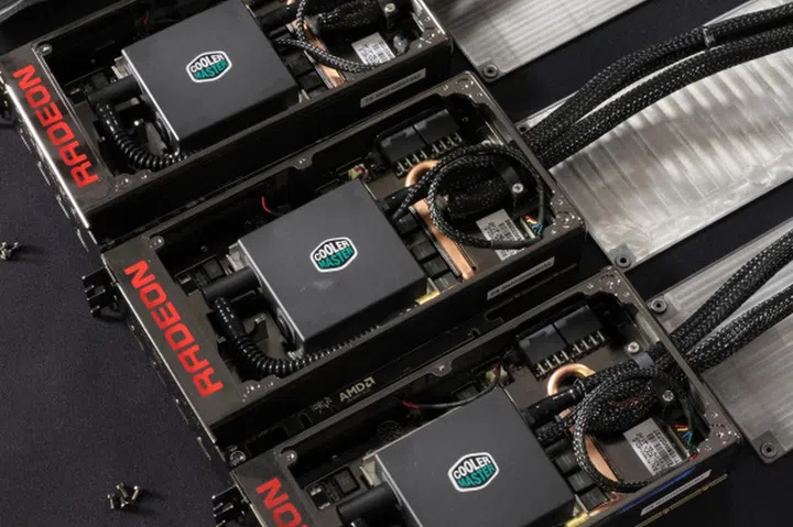 The current batch of AMD Fury X cards that feature the "old" water pump. Take note of the teal and white Cooler Master decal. (Image source: PC Perspective)