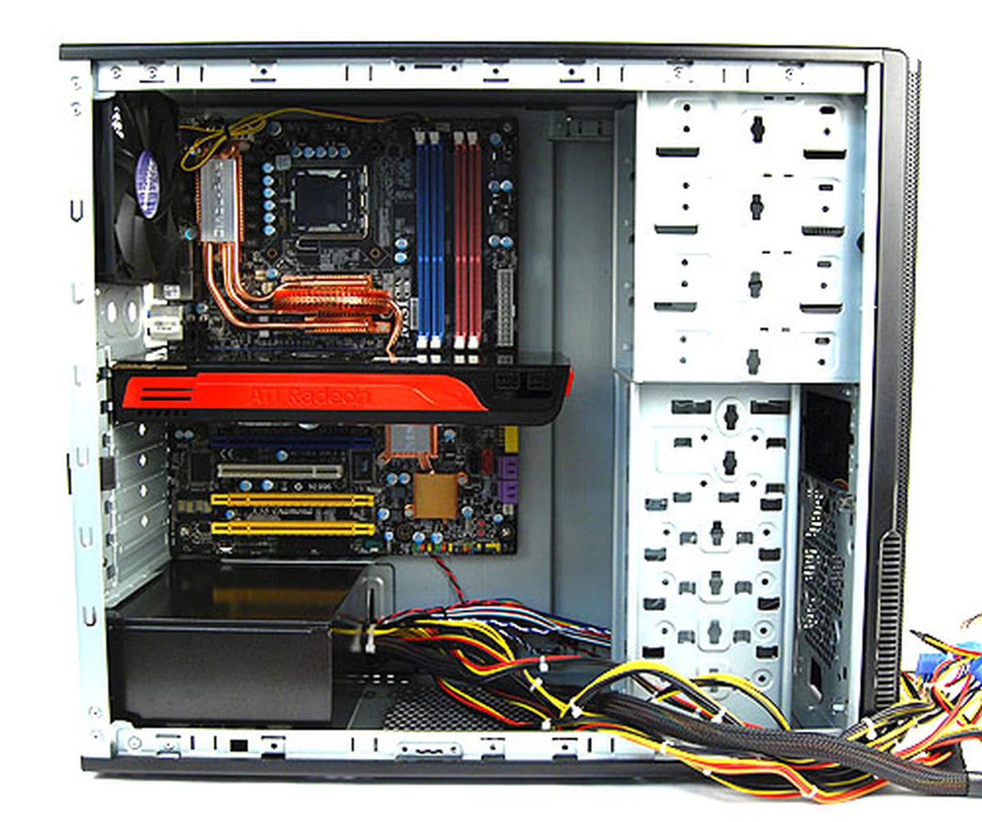 With all the main components installed, one can see that the internals of the Gigabyte Luxo M1000 is indeed cavernous. Despite its humble billings, the casing will easily swallow a Radeon HD 5870 with room left to spare.