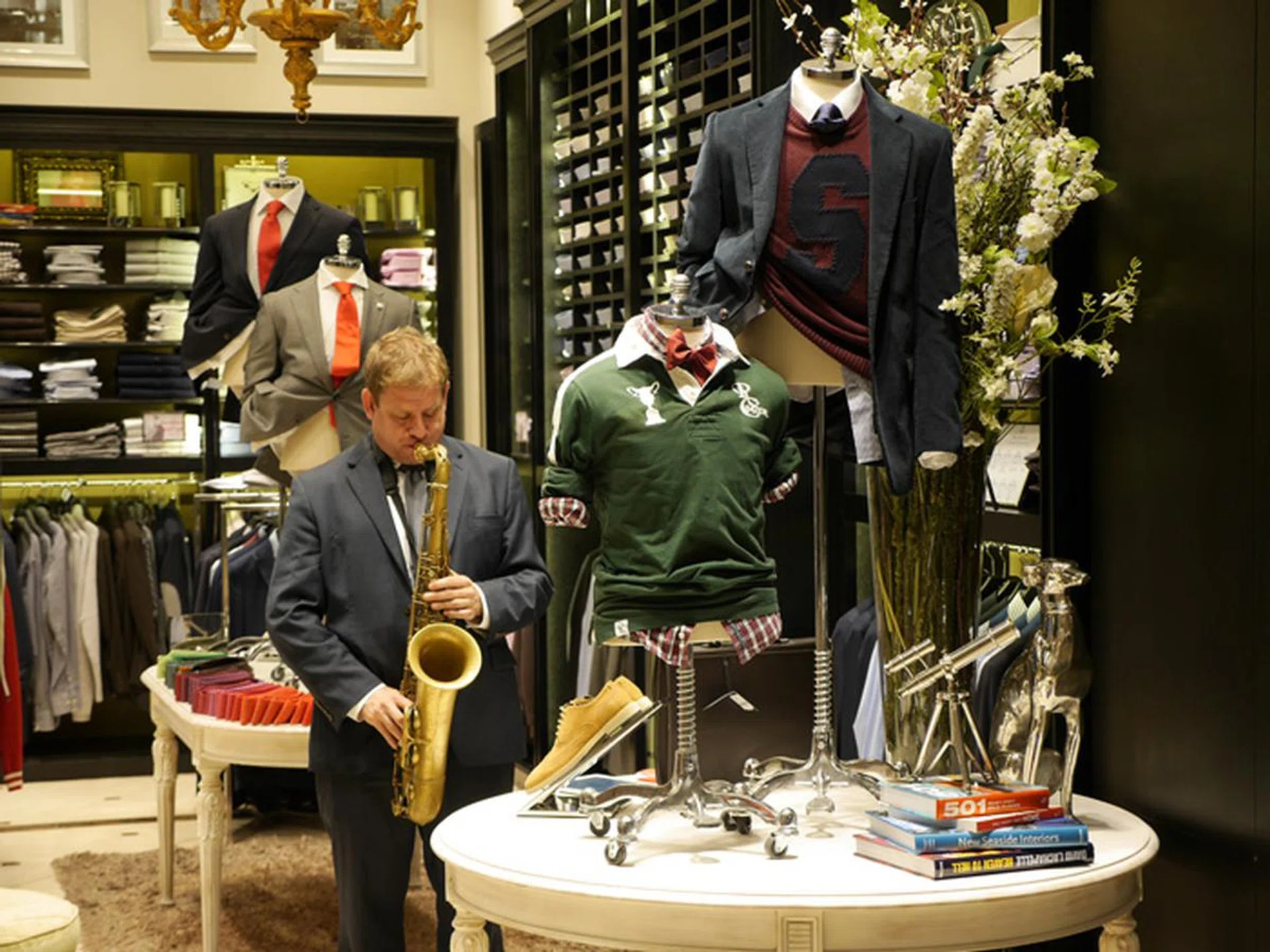 f/2.8 at 70mm, 1/125 sec, ISO 400.