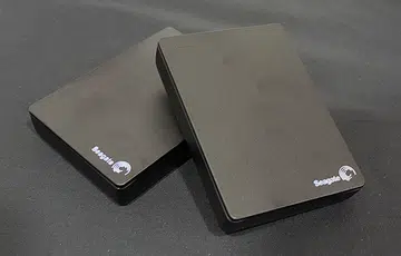 The Seagate Backup Plus FAST features two 2TB drives in RAID 0 configuration to make up its whopping 4TB capacity.