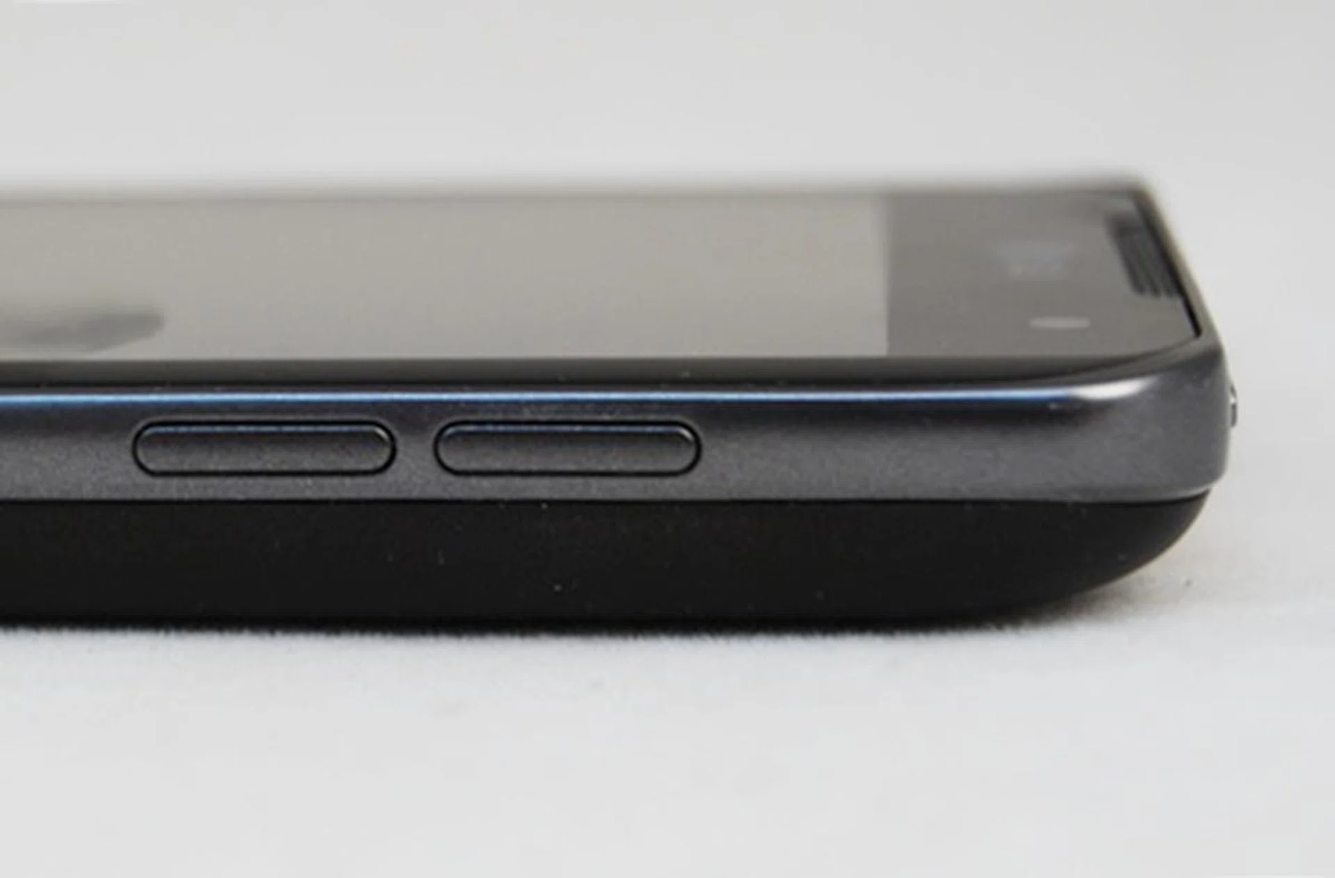 The volume controls are found on the right profile of the phone. Noticeably missing is a camera button - a nifty addition that should have been included on the smartphone.