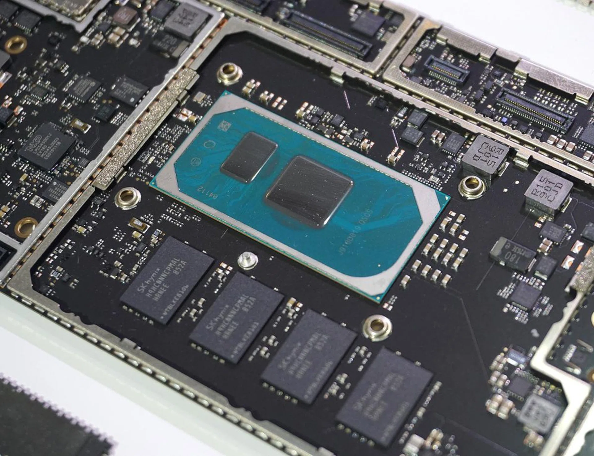 Here’s a close-up of the Intel 10th Gen Ice Lake processor platform with the memory soldered on the PCB.