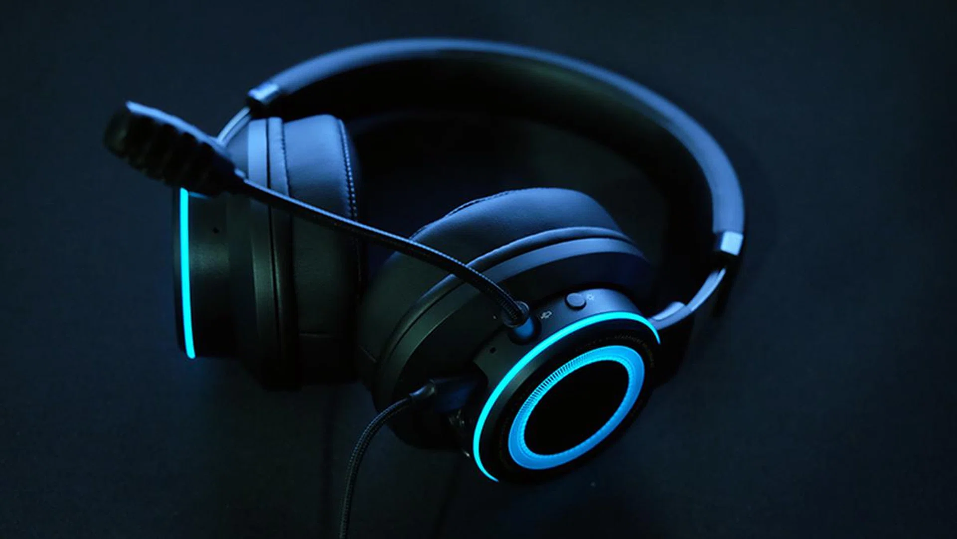 The SXFI Gamer comes with a detachable microphone.