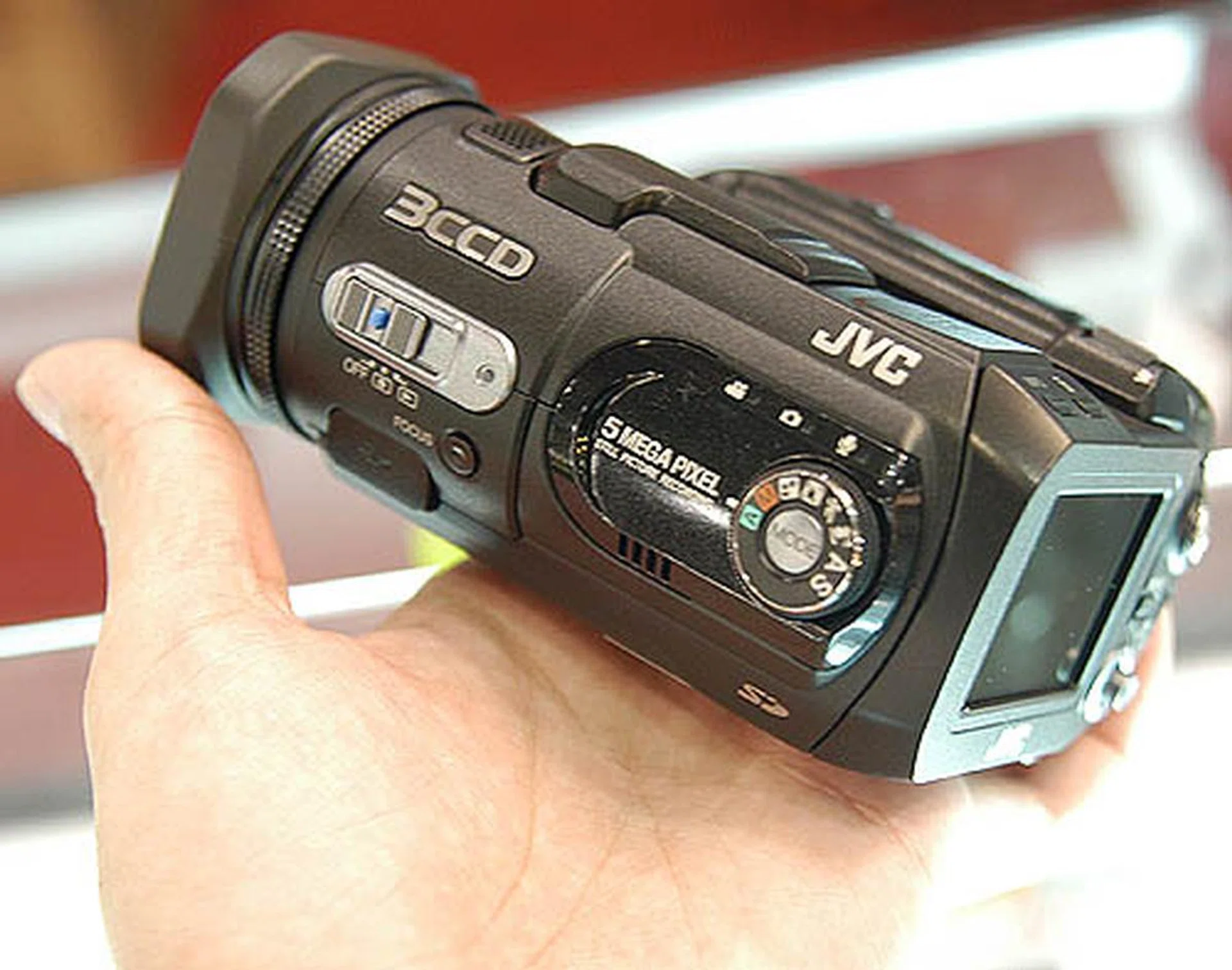 If the price for GZ-MG505 is too steep for you, you might want to check out this small GZ-MC500 camcorder with a 3CCD 5.0-megapixel sensor and a 4GB built-in memory. Usually retailing for S$2,199, the Sitex deal is a must grab at S$999.