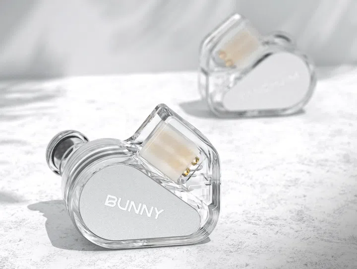 It's also available in a non-DSP version that connects using a standard 3.5mm audio cable. Photo: Tanchjim