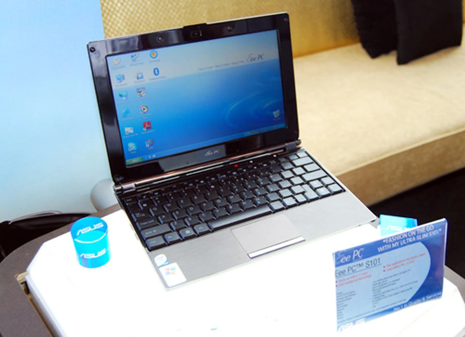  The ASUS Eee PC S101 sitting snugly in one corner before we got our hands on it.  