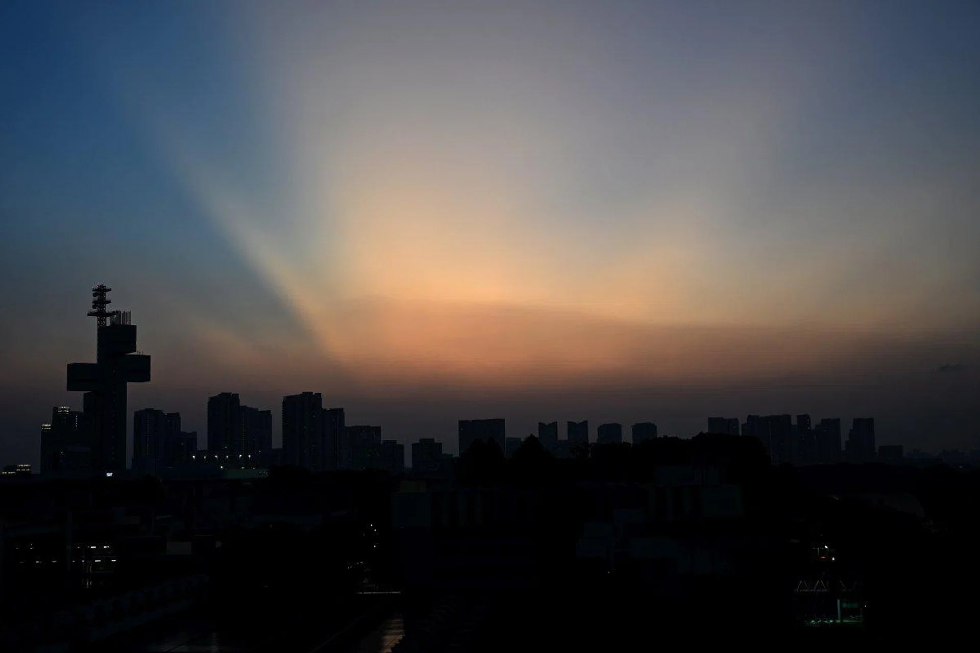 43mm at f/4, 1/80s, ISO 400 Image Source: HWZ