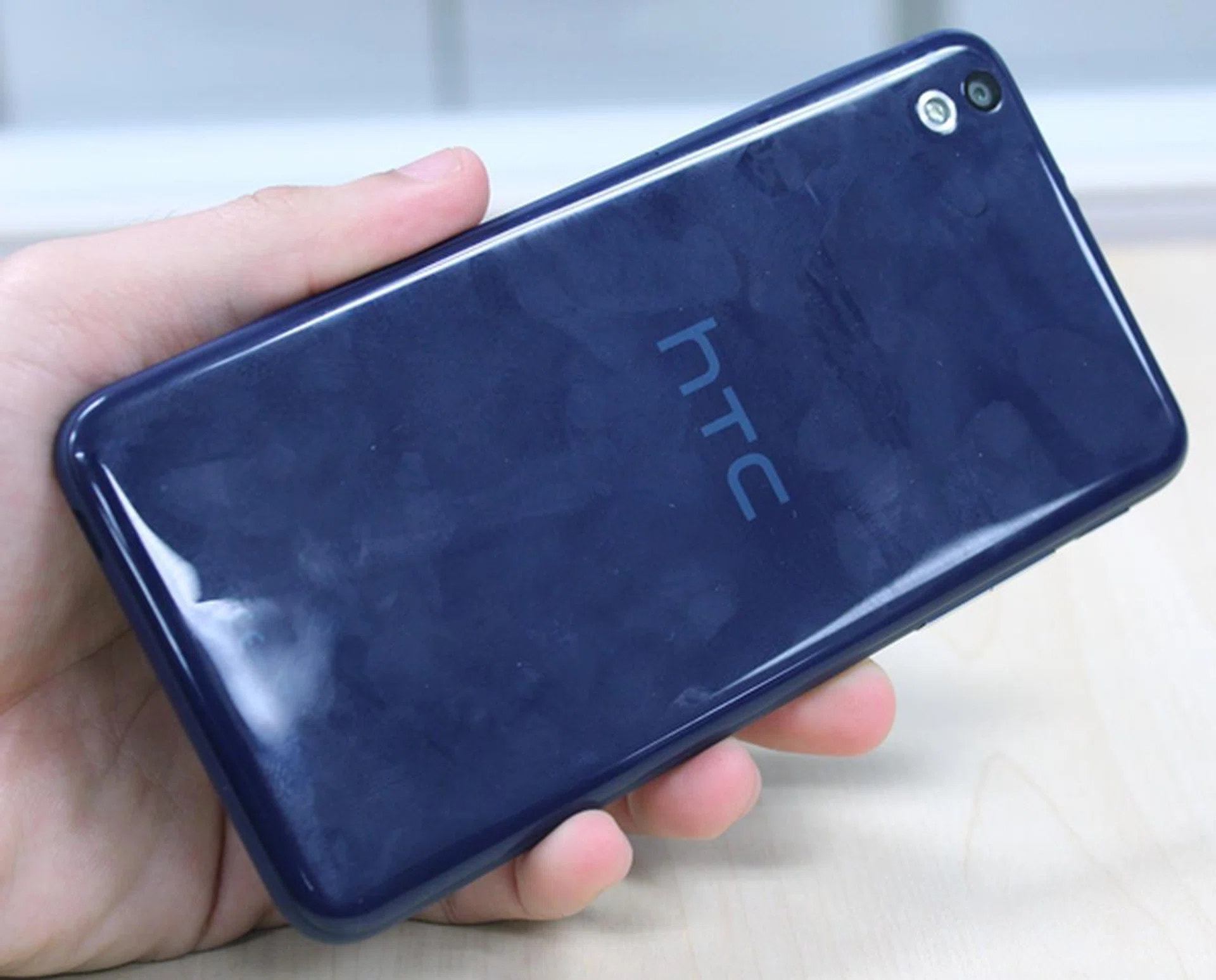 The glossy rear surface is a fingerprint magnet!