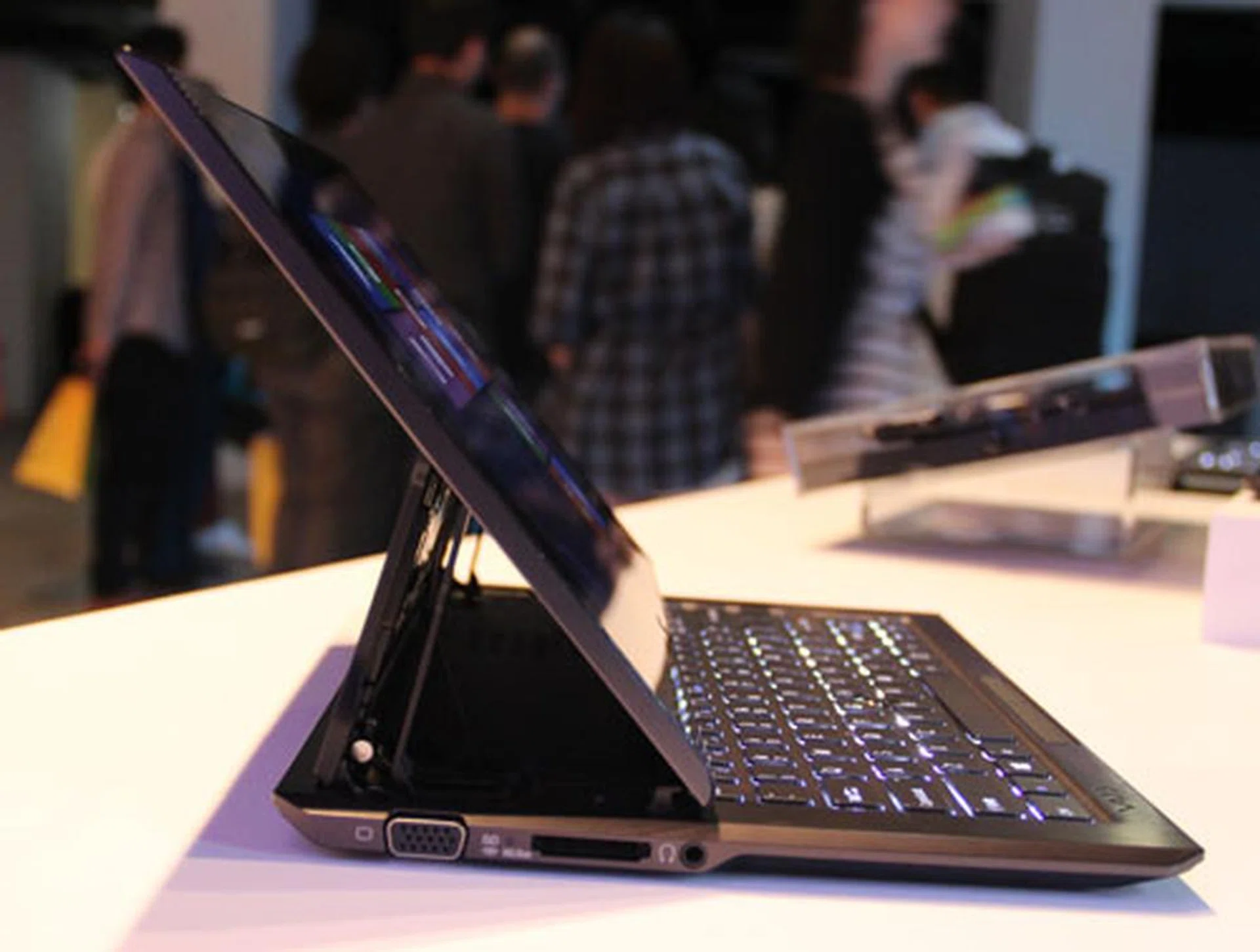 The 'Surf Slider' mechanism takes up quite a lot of space, which has resulted in the removal of the wristrest and trackpad.