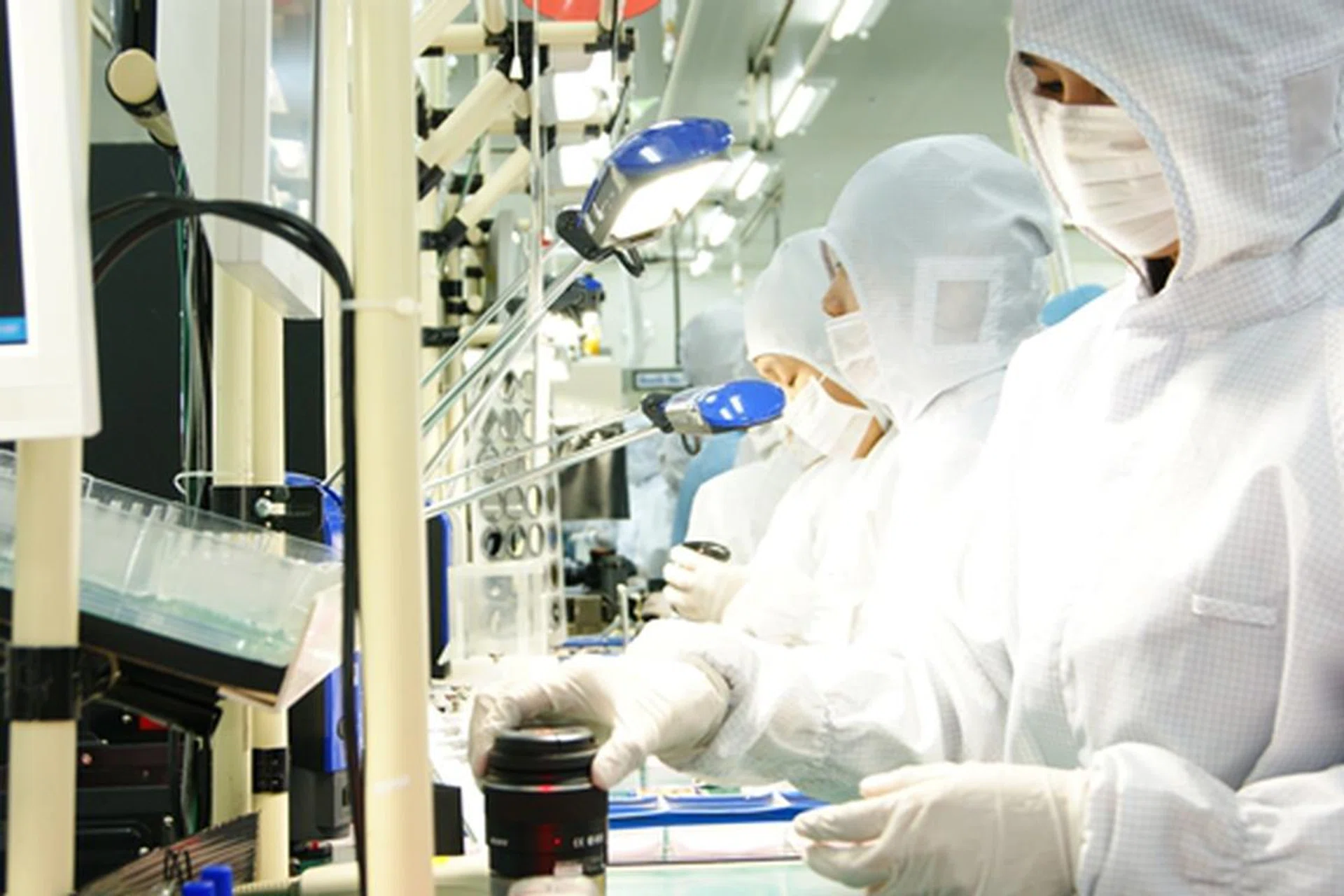 The lenses are assembled in a dust-free Clean Room to ensure optimum quality. The camera body and other key parts are made in Thailand with the exception of the sensors - these are imported into STT-A for assembly from Japan. (Photo courtesy of Sony)