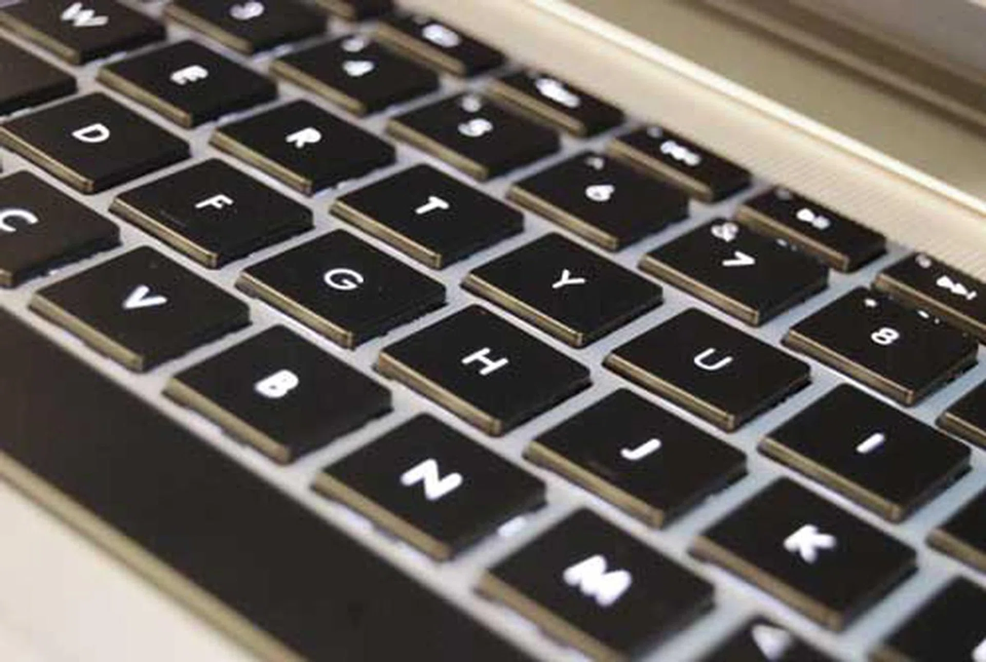 Having each key individually backlit is a luxury that's rarely seen. For now, its advantages are not really noticeable other than subtle effects implemented like having the keys light up in a wave motion.