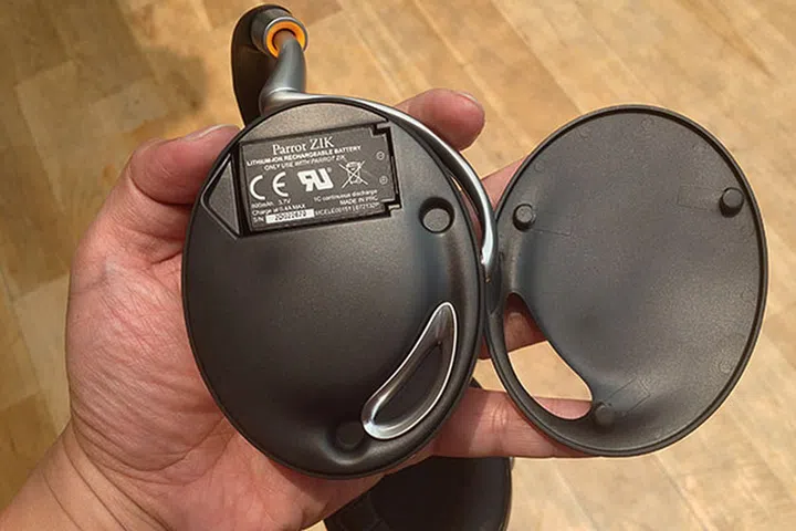 Removing a magnetic cover on the left earcup reveals the 800mAh lithium-ion battery.