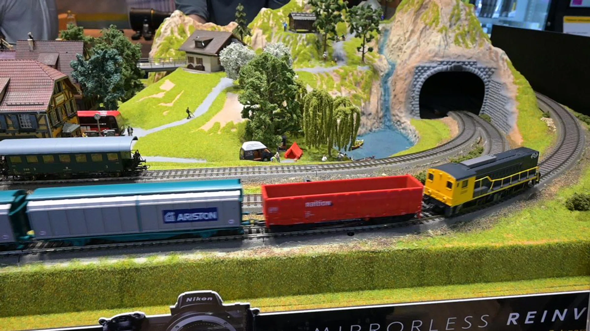 1/100s, ISO 1800, f/6.3, 16mm. Click for the original resolution.