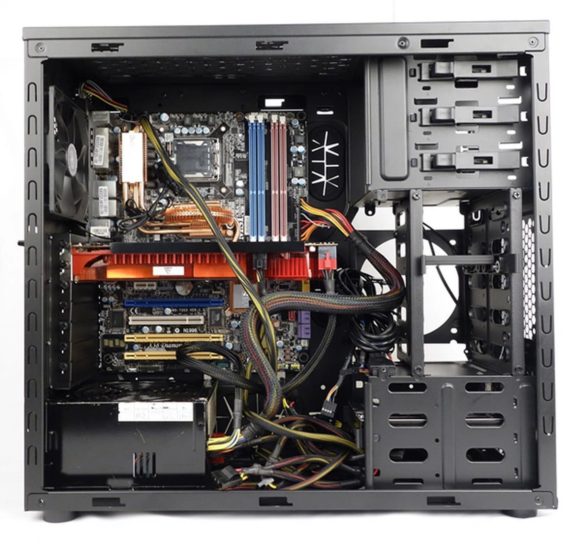 The installed components in the N600 chassis. We admit, this shot was taken without any cable management as the photo was meant to quickly highlight how much space you're left with once the key components are put together.<br><br>
(Editor's note: the casing has since been sent back, but we'll strive to take better installation shots for our future reviews.)